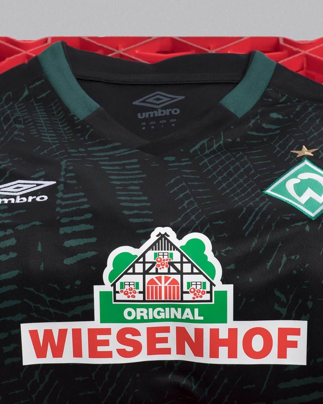 UMBROさんのインスタグラム写真 - (UMBROInstagram)「The new @werderbremen third kit for 2019/20 is here! The pattern on the shirt is taken from the shadows that sunlight casts through the solar grid of Bremen's wohninvest WESERSTADION. Swipe to the side to see all the details. . . . #umbro #umbrofootball #Werder #football #footballshirts #footballkits #soccer #soccerjerseys #classicfootballshirts #bepartofit」7月19日 17時01分 - umbro
