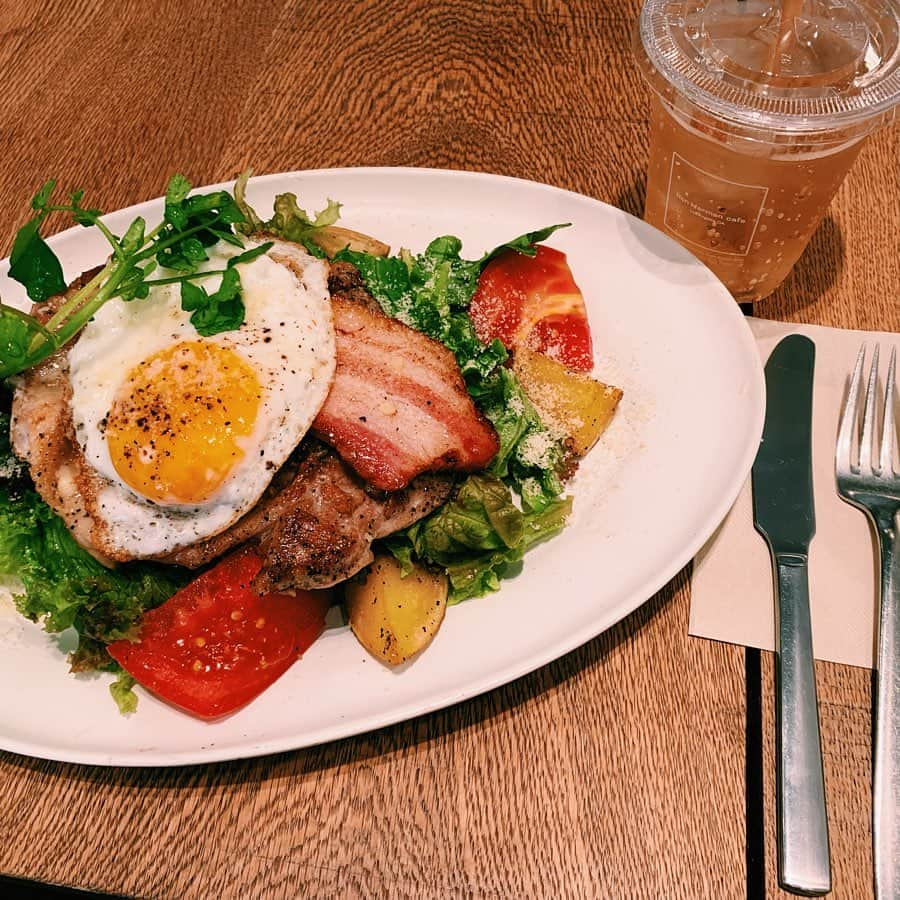 山本彩加さんのインスタグラム写真 - (山本彩加Instagram)「ロンハーマンカフェでランチしてきました🍽 ・ ずっと行きたくてやっと…❤︎ サラダがボリューミーですっごく美味しかったです！！これでお腹いっぱい🥺💓 ・ ・ ロンハーマンは小物とかウェアーも好きでよくお店に行ってます☺︎ ・ 今日の私服もタグ付けしたから見てね！！ #カフェ #カフェ巡り #ランチ #ronherman #ロンハーマンカフェ #千駄ヶ谷カフェ #lilybrown #beams #honeys #私服 #やんコーデ」7月19日 17時01分 - ayaka48_yanyan