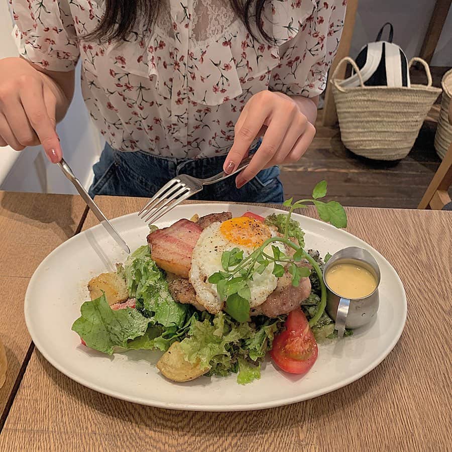 山本彩加さんのインスタグラム写真 - (山本彩加Instagram)「ロンハーマンカフェでランチしてきました🍽 ・ ずっと行きたくてやっと…❤︎ サラダがボリューミーですっごく美味しかったです！！これでお腹いっぱい🥺💓 ・ ・ ロンハーマンは小物とかウェアーも好きでよくお店に行ってます☺︎ ・ 今日の私服もタグ付けしたから見てね！！ #カフェ #カフェ巡り #ランチ #ronherman #ロンハーマンカフェ #千駄ヶ谷カフェ #lilybrown #beams #honeys #私服 #やんコーデ」7月19日 17時01分 - ayaka48_yanyan
