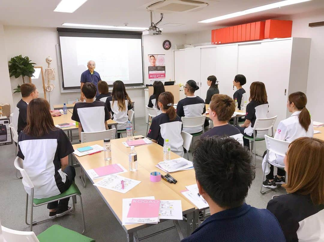 日本美容整骨学院さんのインスタグラム写真 - (日本美容整骨学院Instagram)「☠️ 本日は学院メンバーとSpeed小顔スタッフ 合同で社内研修‪(*ˊᵕˋ* ) 【輝く自分ブランドの創造】 スイッチオンセミナーでした👍✨ . 『輝く自分ブランド・クリエイター』である 株式会社佳論 代表取締役の 辰巳明弘先生をお招きして スイッチオンセミナーを開催していただきました！ . 『わかる』と『できる』は違う！ということを認識し、 実際に行動できるようにする体験型セミナー⭐️ . 全身から溢れ出すほどの気持ち＆笑顔いっぱい！で、 日本美容整骨学院に携わってくださる皆様との 一秒一秒を大切に✨ そして常に【感謝】の気持ちを忘れずに…🙏💕 . さらにパワーアップした『日本美容整骨学院』と『Speed小顔』へ、ぜひお越しください(^^)♪ * #日本美容整骨学院 #美容整骨 #美骨美人 #骨格矯正 #小顔矯正 #骨盤矯正 #美脚矯正 #くびれ矯正 #小顔 #骨盤 #美脚 #くびれ #矯正 #黄金バランス #骨格矯正の時代 #骨から綺麗に #痛くない小顔矯正 #ゴッドハンド集団 #資格習得 #大阪 #東京 #福岡 #東海 #福山 #高松 #スイッチオン #スイッチオンセミナー #辰巳明弘 先生 #輝く自分 #輝く自分ブランド」7月19日 17時05分 - biyouseikotsugakuin