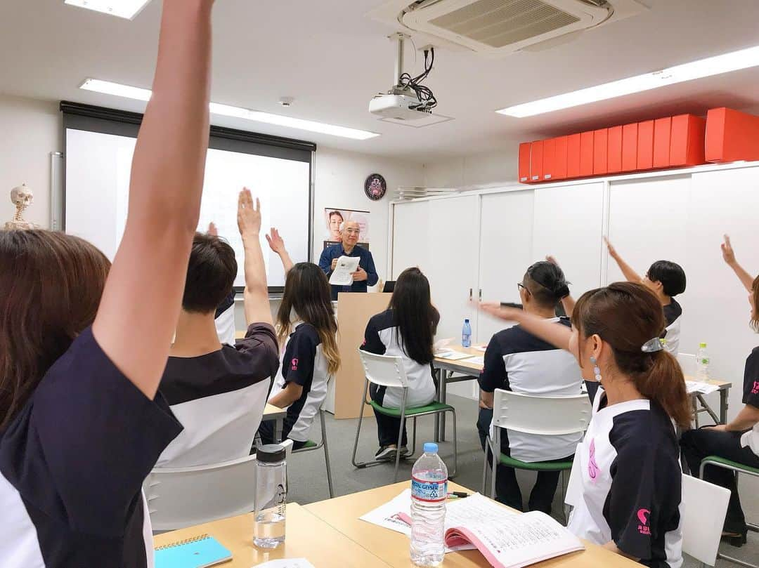 日本美容整骨学院さんのインスタグラム写真 - (日本美容整骨学院Instagram)「☠️ 本日は学院メンバーとSpeed小顔スタッフ 合同で社内研修‪(*ˊᵕˋ* ) 【輝く自分ブランドの創造】 スイッチオンセミナーでした👍✨ . 『輝く自分ブランド・クリエイター』である 株式会社佳論 代表取締役の 辰巳明弘先生をお招きして スイッチオンセミナーを開催していただきました！ . 『わかる』と『できる』は違う！ということを認識し、 実際に行動できるようにする体験型セミナー⭐️ . 全身から溢れ出すほどの気持ち＆笑顔いっぱい！で、 日本美容整骨学院に携わってくださる皆様との 一秒一秒を大切に✨ そして常に【感謝】の気持ちを忘れずに…🙏💕 . さらにパワーアップした『日本美容整骨学院』と『Speed小顔』へ、ぜひお越しください(^^)♪ * #日本美容整骨学院 #美容整骨 #美骨美人 #骨格矯正 #小顔矯正 #骨盤矯正 #美脚矯正 #くびれ矯正 #小顔 #骨盤 #美脚 #くびれ #矯正 #黄金バランス #骨格矯正の時代 #骨から綺麗に #痛くない小顔矯正 #ゴッドハンド集団 #資格習得 #大阪 #東京 #福岡 #東海 #福山 #高松 #スイッチオン #スイッチオンセミナー #辰巳明弘 先生 #輝く自分 #輝く自分ブランド」7月19日 17時05分 - biyouseikotsugakuin