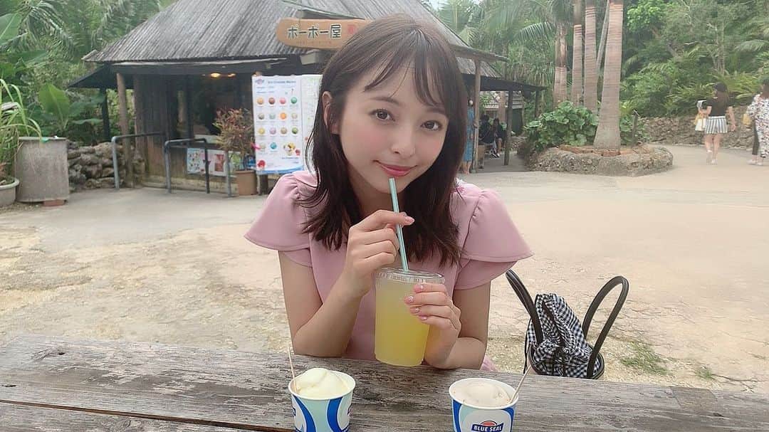 のインスタグラム：「#恋んトスseason9  第4話今日22:30〜配信スタートです✨表情固いこの写真は誰が撮ってくれたかな？？？？😽 沖縄いた間たくさんブルーシールアイス食べたよ💖紫芋が一番美味しかった気がする！沖縄また行きたいな✨ #恋んトス #恋んトスシーズン9 #沖縄」