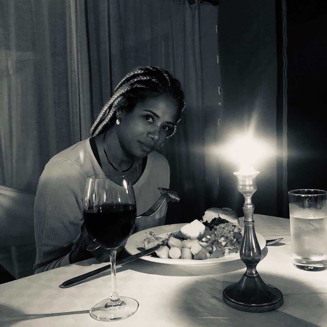 ケリスのインスタグラム：「Candle light dinners in the bush.... #intimatemoments」