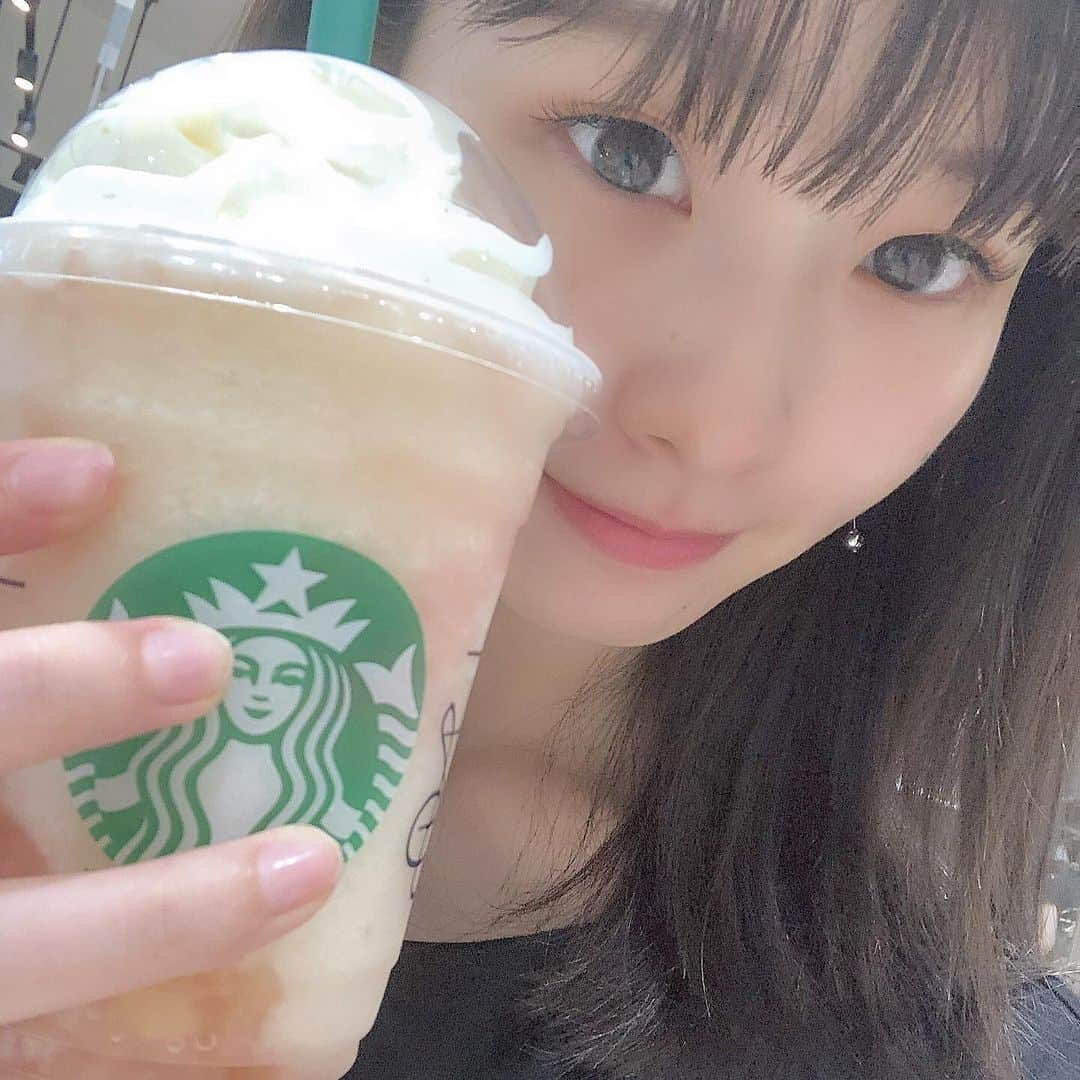 浅井七海さんのインスタグラム写真 - (浅井七海Instagram)「.﻿ ﻿ ﻿ ﻿ フラペチーノ﻿ ﻿ ﻿ ﻿ 今日はスタバフラペチーノ﻿ 新作の日~~~👏🏻﻿ ピーチオンザビーチフラペチーノ🍑﻿ ﻿ ﻿ 不二家さんの桃のネクター好きな人は﻿ 絶対好きだろうなって味です！﻿ ネクター大好きだから最高でした😋﻿ わかりやすい味の例えはこれです(笑)、﻿ ﻿ ﻿ お絵かきしてくれたのかわいすぎ🥺♡﻿ 楽器背負ってたの見てくれてたから﻿ 桃にプラスしてト音記号まで、、！！﻿ ﻿ ﻿ ﻿ #starbucks #スターバックス #スタバ #フラペチーノ #新作 #ピーチオンザビーチフラペチーノ #桃 #ネクター #絵 #可愛い﻿ ﻿ ﻿ ﻿ ﻿ ﻿」7月19日 17時11分 - naamin48_