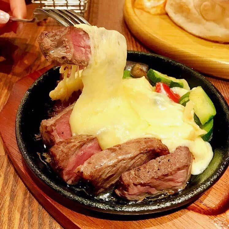 aumoグルメさんのインスタグラム写真 - (aumoグルメInstagram)「. ❤︎🧀ラクレットチーズ×ビーフステーキ🥩❤︎ . ビーフステーキにトロトロのラクレットチーズ😋💗 たっぷりとからめて召し上がれ🍽 . 写真提供 : @kao_p_chu さん﻿﻿ 素敵なお写真をありがとうございました♡﻿﻿ .﻿﻿ . 店名：『Love & Cheese 名古屋ラシック店』 ぜひ訪れてみてくださいね。 . . あなたが撮影したベストグルメpicに﻿﻿ 「#aumo」を付けて教えて下さいっ☺︎﻿﻿﻿ あなたの投稿が紹介されるかも♪﻿﻿﻿ . aumoアプリは毎日配信！おでかけや最新グルメなどaumo読者が気になる情報が満載♡﻿﻿ ダウンロードはプロフィールのURLから✔︎﻿ (iPhone&Android版) . #loveandcheese#ラブアンドチーズ##nagoyacafe#nagoyafood#ラブチ名古屋#愛知#愛知グルメ#名古屋#名古屋グルメ#愛知ディナー#名古屋ディナー#インスタ映え#ランチ部#グルメ女子#グルメな人と繋がりたい#グルメ部#グルメ旅#たべすたぐらむ#グルメ好きな人と繋がりたい#おいしいよ#食べもの好きな人と繋がりたい#食べまくり#ごはん記録#美味しいご飯#グルメ」7月19日 17時11分 - aumo_gourmet