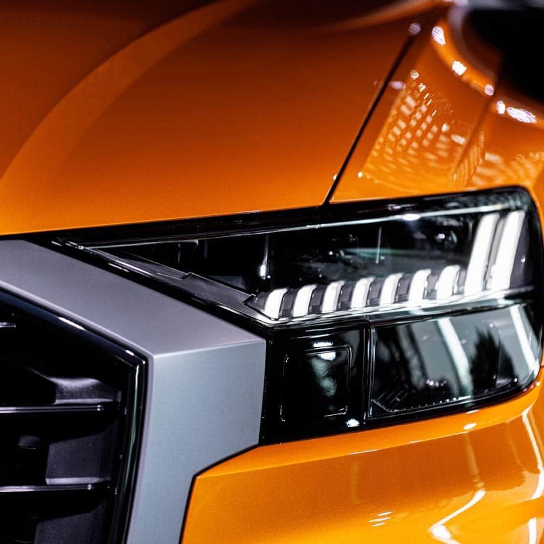 のインスタグラム：「ひと目でAudi Q8だとわかる、独自デザインのLEDヘッドライト、左右を一体化させたリヤライトが、Audiの新たなフラッグシップSUVに相応しい先進感を表現。  自らの信じた道をゆく。新たな次代を切り拓く。あなたの美学と共鳴し、生き方を投影するにふさわしい表情を湛えた至高のSUVクーペ。 Audi Q8が日本の道を走り始めます。  #AudiQ8 #あなたの美学と共鳴する #Audi #Q8 #アウディQ8 #Audijapan #アウディ #carwithoutlimits #carsofinstagram #Audiworld #Audigramm #carporn #audigenic」