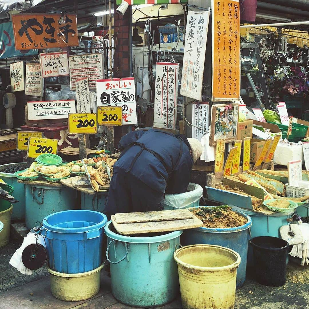 散歩の達人さんのインスタグラム写真 - (散歩の達人Instagram)「自家製の漬け物が豊富！ Japanese pickle station. #hello #漬物 #商店街 #三ノ輪 #東京 #minowa #tokyo #散歩の達人」7月19日 17時17分 - san_tatsu