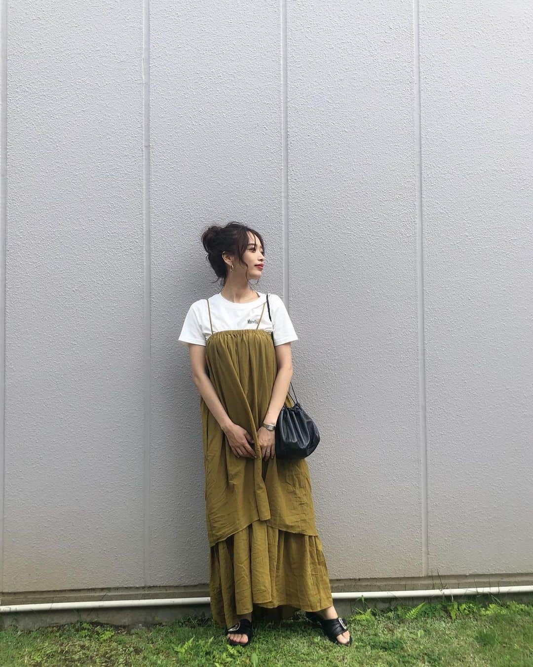 近藤千尋のインスタグラム：「ワンピースばかりな私服です😘 さて、今日もお仕事おわり❤️ パパさん合流してご飯いこーっと✨🍚 #大好きな金曜日 #手の血管がすごい 笑」