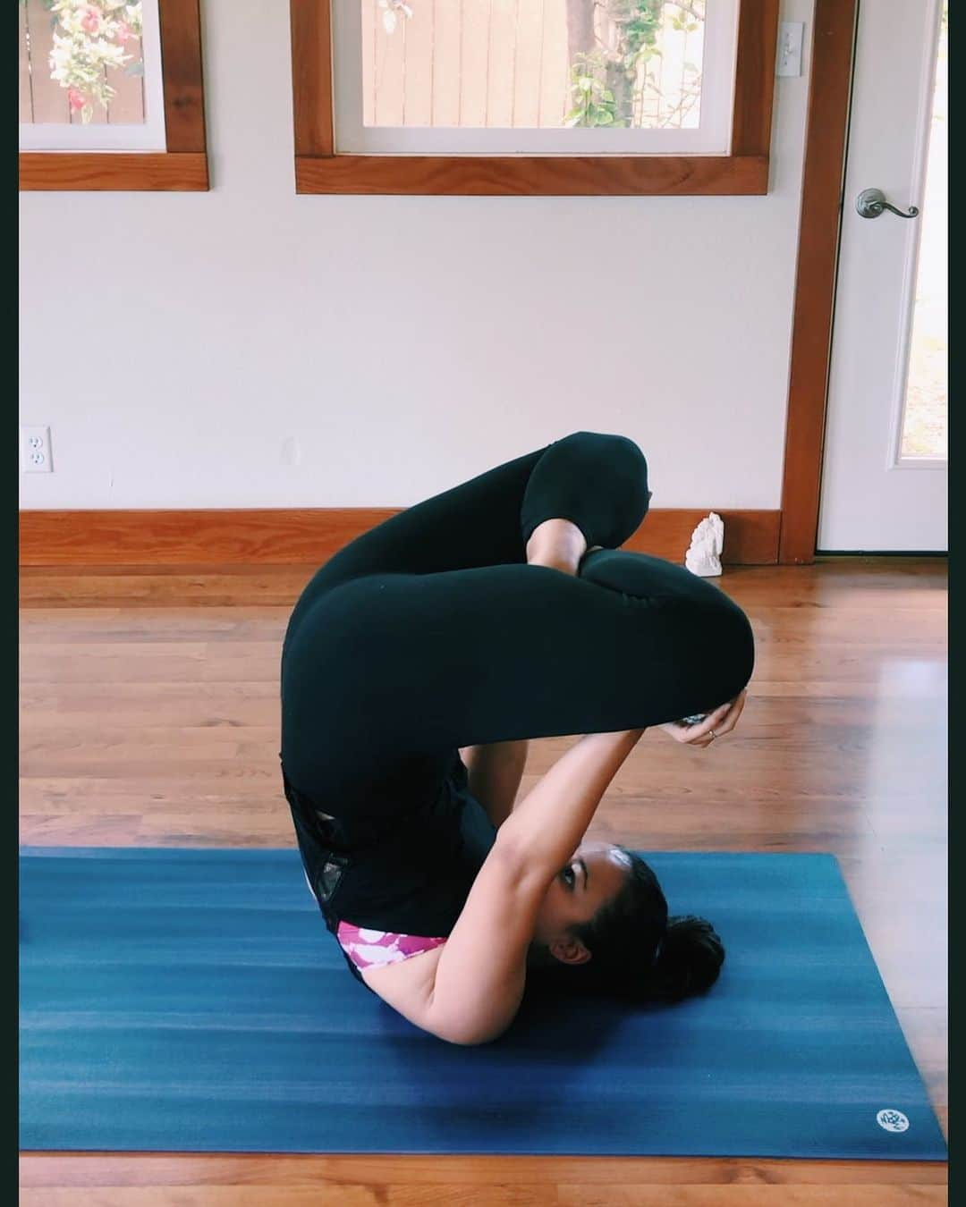 エリナ シルカさんのインスタグラム写真 - (エリナ シルカInstagram)「Yogi in training 🧘‍♀️ あと2日でヨガインストラクターのクラスが終わる…ドキドキ。ちゃんとクラスを教えられるようになるのか🤔 * * * * #yoga #ashtangayoga #yoga4ewa #yoga4ewatt #urdvhapadmasana #hawaiilife #hawaiiyoga #twinmom #yogi #yogamom #ヨガ #ヨガポーズ #アシュタンガヨガ #ヨガインストラクター #ハワイヨガ #ハワイ #ハワイ生活 #双子ママ #ヨガママ」7月19日 17時25分 - laura_elina_ymd