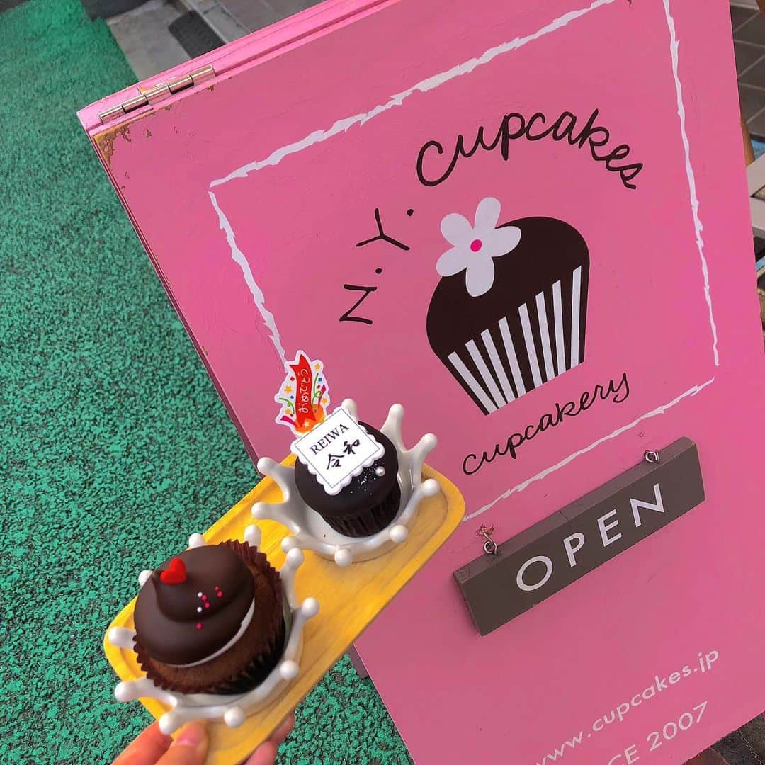 松本愛花のインスタグラム：「👸🏼 * * * * 下北沢という街をこの日 初めて知って行って、 オシャレな街すぎて ビッくらポンでした！🤤 * * * * #下北沢 #下北沢カフェ #下北沢カフェ巡り  #下北沢グルメ  #古着  #東京カフェ  #ニューヨークカップケーキ  #nycupcakes  #nycupcake  #nyカップケーキ  #nyカップケーキチョコレート  #カップケーキ #チョコレート #マシュマロ #ピンク #いんすたばえ  #インスタ映えスイーツ  #インスタ映えカフェ  #インスタ映え #令和 #jkブランド  #jk #スイーツ巡り」