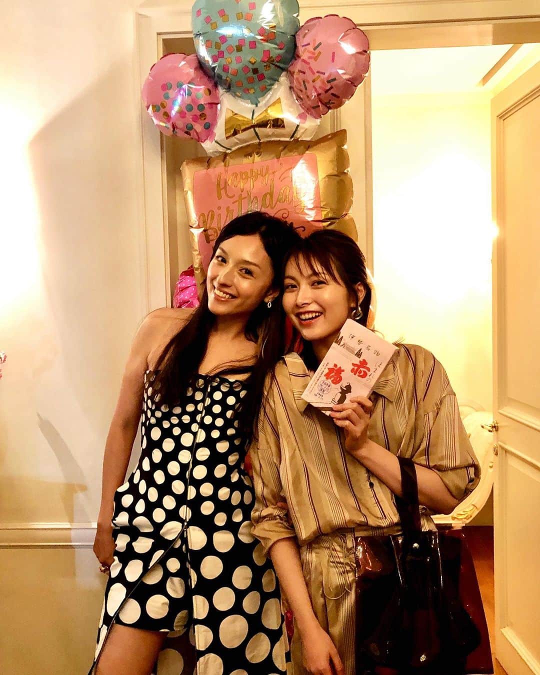 のインスタグラム：「HAPPY BIRTHDAY🥳 🥳🥳 Beautifulゆりふぁ❣️ 強く逞しい女性。 会うといつもパワーをくれます。  ありがとう。 これからも自分の世界をどんどん表現してね❗️ 84年組頑張ろうっ💪✨ 私の洋服は @ezumi.official  手には赤福。」
