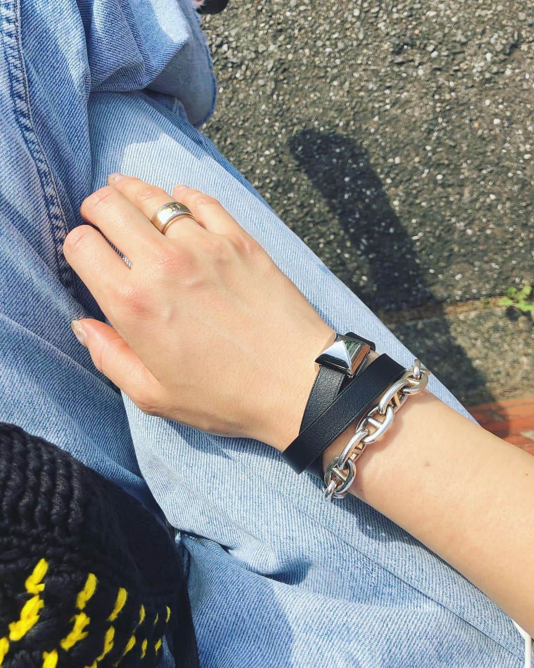 野尻美穂のインスタグラム：「最近の手元。 #HERMES #リングはヴィンテージ #シェーヌダンクルは多分MMです #質問の答え #野尻さんの手元」