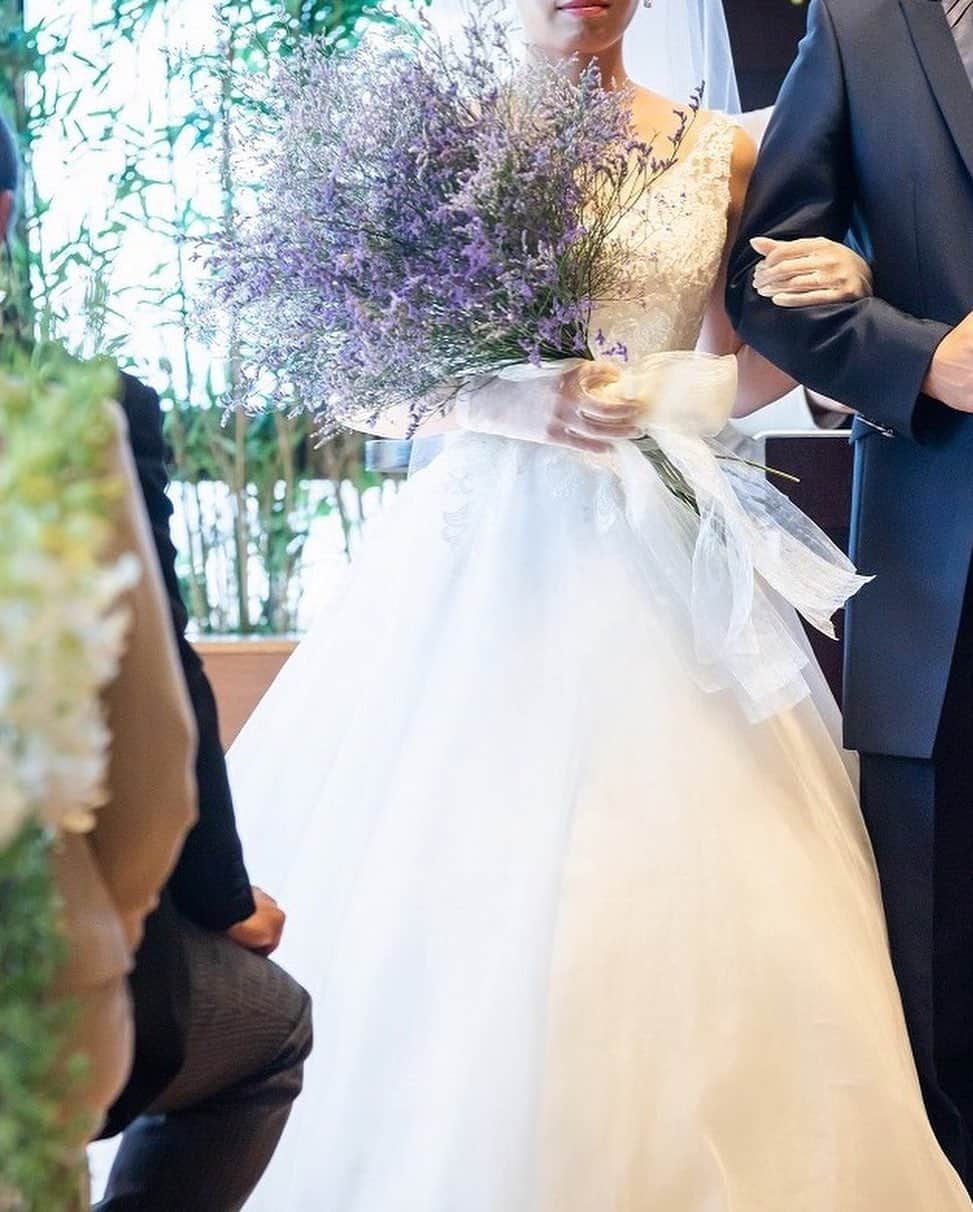 KIYOMIZU京都東山 公式さんのインスタグラム写真 - (KIYOMIZU京都東山 公式Instagram)「@kiyomizu_kyoto_higashiyama をフォローして、 『#kiyomizu京都東山』 『#kiyomizu花嫁』 『#スタイルズ花嫁』 をつけて投稿してくださいね＊ . [ #ビッグブーケ ] 自然の温もりに満ちたチャペルではナチュラルな雰囲気をお楽しみいただけます♩ おふたりこだわりの グリーンやフラワーで すべてを魅了する空間を♡ . ---------------------- . ▼ブライダルフェアの予約は インスタのTOPからcheck⚐ ＞＞＞ @kiyomizu_kyoto_higashiyama . #スタイルズ花嫁 #dress #kyoto #kiyomizu #wedding #weddingdress #ウェディングドレス #ウェディングレポ #チャペル #ブライダルフェア #プレ花嫁 #卒花 #披露宴 #日本中のプレ花嫁さんと繋がりたい #結婚式 #結婚式場 #結婚式準備 #京都 #京都花嫁#関西花嫁  #marryxoxo #Dressy花嫁 #maricuru #maricuru卒花アンバサダー #フラワーブーケ」7月19日 17時39分 - kiyomizu_kyoto_higashiyama