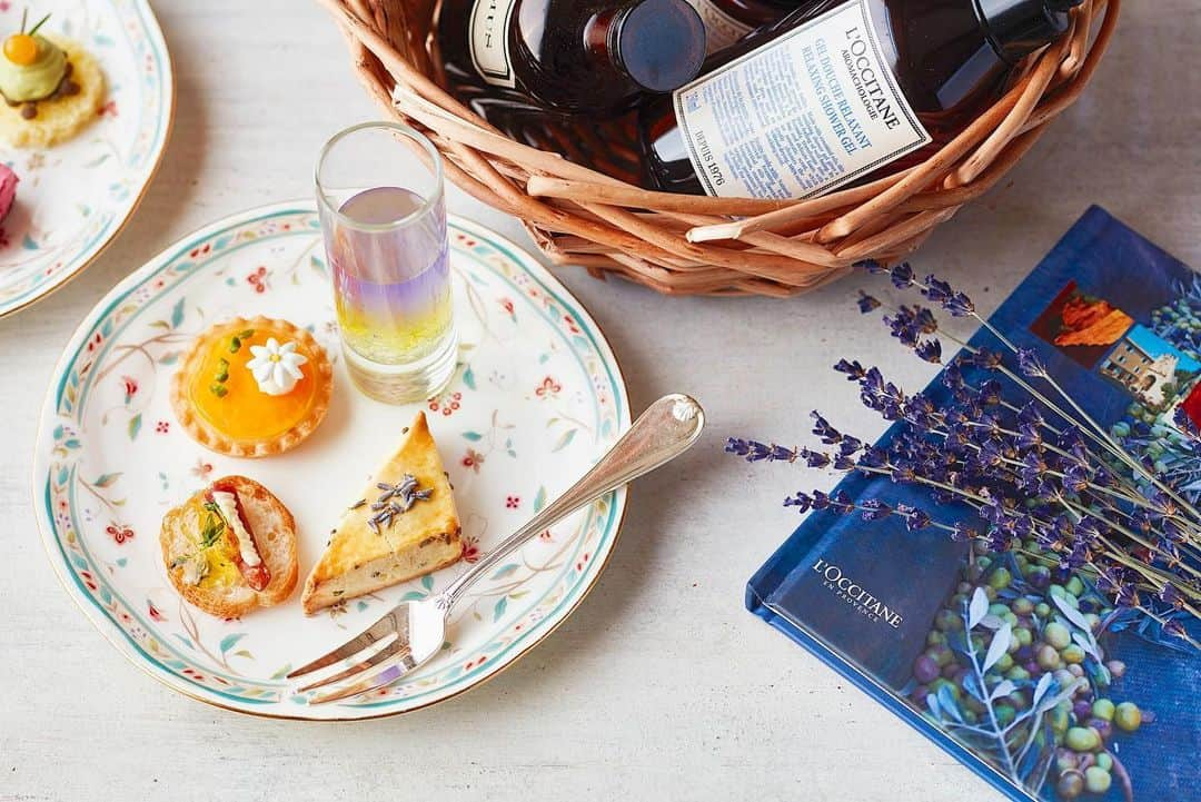 L'OCCITANE en Provenceさんのインスタグラム写真 - (L'OCCITANE en ProvenceInstagram)「【7/31まで🍨】ホテル椿山荘東京とのコラボレーションアフタヌーンティーで、癒しの女子会を💕 ﻿ "リラクシング"をテーマにした﻿ ロクシタン×ホテル椿山荘東京の﻿ 限定アフタヌーンティープラン✨﻿ ﻿ おかわり自由に楽しめる15種類のお茶に加え、﻿ フラワーシトラスタルト、﻿ ローズマリーの香りのカシスムース、﻿ ラベンダーやオレンジのスコーンなど、﻿ 見た目にも味にも癒されるメニューを楽しめます。﻿ お土産にはロクシタン リラクシング シャワージェルも！ ﻿ 連日沢山のお客様にお越しいただいき﻿ 大好評の当メニューは、7月31日まで🥂 ﻿ 涼やかに癒されるひとときは、﻿ 大切な人とのデートや女子会にぴったり！﻿ ﻿ ぜひお早めにご体感ください🌿﻿ ﻿ ご予約・お問い合わせはこちらから﻿ 03-3943-0920 (10:00~21:00)﻿ ﻿ ﻿ #ロクシタン #アフタヌーンティーパーティー #椿山荘 #アフタヌーンティー #リラクゼーション #リラックス #女子旅 #ティータイム #お茶会 #女子旅 #女子会 #ホテル女子会 #ティーパーティー #ホテル椿山荘東京 #ビューティー #インスタ映え #ケーキプレート #タルト #ご褒美コスメ #夏スイーツ #甘いもの大好き #女子力 #女子力向上 #インスタ探検隊 #甘党 #LOccitane #afternoontea」7月19日 17時39分 - loccitane_jp