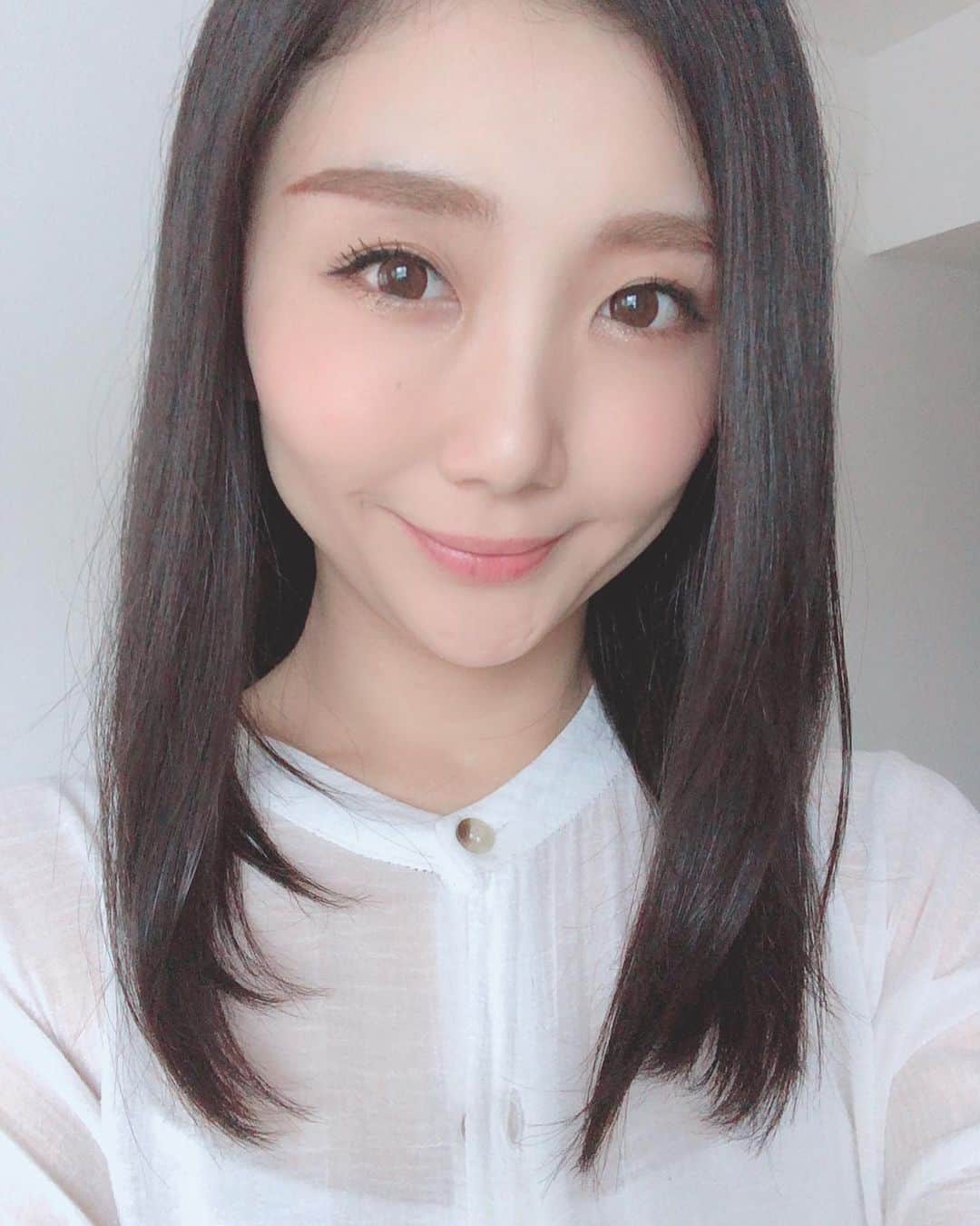 まりゑさんのインスタグラム写真 - (まりゑInstagram)「2019.7 ストレートアイロンで伸ばしに伸ばした髪の長さ。（記録用）  #まりゑ #絶賛伸ばし中  #ストレートアイロンで伸ばせども伸ばせども湿気大国日本ではたちまち外気に触れた瞬間にもともこもなくなるんだよ #ていうか #すでにロング暑い #首元亜熱帯 #どこまで伸ばせるのか #完全 #記録用 #写真 #第二ボタン #なんでしてないの」7月19日 17時44分 - manmarumarie