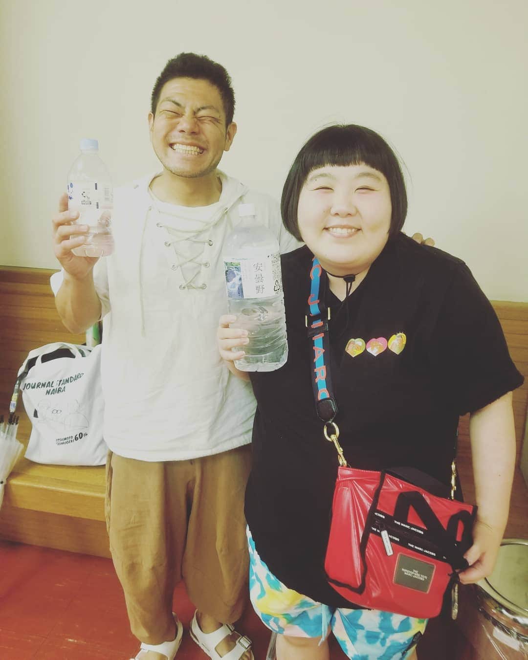 太田芳伸のインスタグラム：「鳴門に着きました。 バス移動２時間半にして 水買い忘れる。  ヤバいどうしよ思ったら 後ろから巨大な女神がお水くれました。  お礼にもっと大きい水お返ししたら 困ってました。  今日から 徳島県➡️愛媛県➡️滋賀県 頑張りまーす❗」