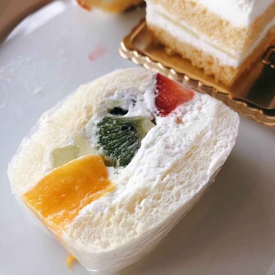 里井真由美さんのインスタグラム写真 - (里井真由美Instagram)「・ ピエール エルメ・マカロンパンケーキ🥞💓 ・ ・ ホテル ニューオータニ東京 17階「TheSky」ビュッフェは、あの！ ピエールエルメのマカロンも食べ放題ですー♪ ・ →ふわふわ焼きたてパンケーキも好きなだけ重ねて食べられます〜🙌 ・ 個人的にはエルメマカロンは2種じっくり味わい、パンケーキは ハニカムバターホイップもりもり、メープルシロップたっぷりが好み❤︎😎❤︎ ・ ・ ニューオータニのパティスリー「SATSUKI」ショートケーキや、 季節のムース、プリン、黒蜜寒天などスイーツも充実🍰🍮🍨 フルーツサンドや焼きたてパンも美味しいですよー♪ ・ ・ 食べあるキングの監修お肉メニューを堪能したら、ぜひぜひスイーツも❤️ ・ ・ #肉オータニ#ホテルニューオータニ#食べあるキング#thesky#里井真由美#ピエールエルメ#1級フードアナリスト里井真由美 #マカロン#パンケーキ#食べ放題#ホテルビュッフェ#ありが糖運動 #パンケーキ巡り」7月19日 17時44分 - mayumi.satoi
