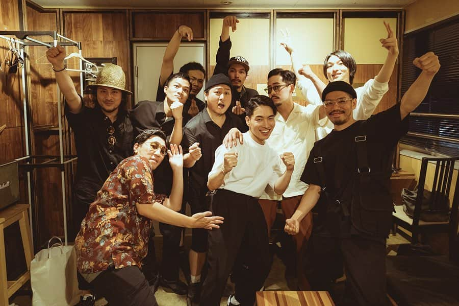 SIRUPさんのインスタグラム写真 - (SIRUPInstagram)「＜FEEL GOOD TOUR閉幕 & ZEPP公演開催決定！＞ . FEEL GOOD TOUR 2019 ありがとうみんな。 初のツアーで色んな経験が出来ました。ほんまにかけがえのない経験。そこには最高のチームのサポートと全会場半端ない熱気で迎えてくれたみんながいてくれてこそでしたわ。ほんま最高や。ほんとうにありがとうほんまにThank you🙏🏻❤️🙏🏻ほんまにどこまでもいけそうなエネルギーをもらえた。 . そして昨日発表した、 . SIRUP 初のZEPP単独公演「channel 01」の開催が決定しました🔥 昨日から抽選申し込みがスタートしてます！今回のツアーを超えさらにパワーアップして踊らせにかかります。 . 皆踊りにくるんやで🔥🔥🕺🏻💃🏻 . 2019年12月4日(水） Zepp Diver City （Tokyo）　18:30開場/19:30開演予定 2019年12月12日(木）Zepp Namba（Osaka）  18:30開場/19:30開演予定 . ¥5,000＋税（*ドリンク代別 *オールスタンディング） ※ 未就学児童入場不可 ※チケットはお一人様１枚必要です。 . 最速先行受付（抽選）は7月18日(木)22:00〜7月24日(水)11:00まで。 受付URLはこちら 　https://w.pia.jp/t/sirup-to/  詳細 : https://sirup.online/wp/channel-01/  photography @leoyoulagi  Stylist @stylist_teppei .  #SIRUP #FEELGOOD #ZEPP公演決定 #channel01」7月19日 18時00分 - sirup_insta