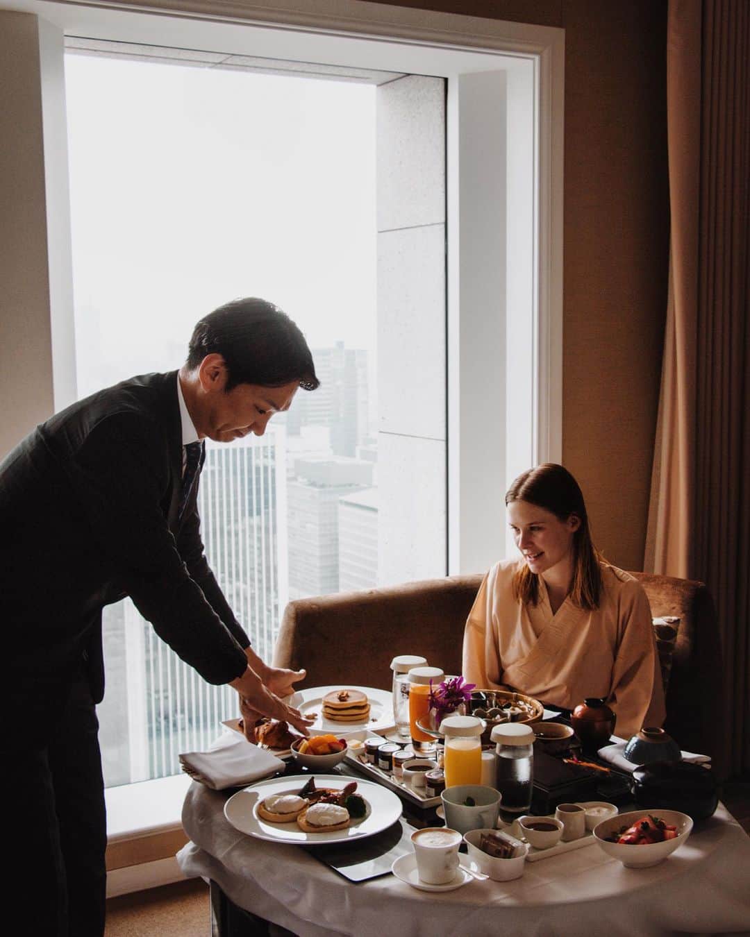 The St. Regis Osakaさんのインスタグラム写真 - (The St. Regis OsakaInstagram)「. ルームダイニングで愉しむひとときを…  セント レジス ホテル  大阪での一日の始まりは 朝陽とともに目覚めた大阪の景色から  その眺望を望みながら、 ベッドの側までバトラーがお届けする 朝食はいかがでしょうか。  ただ、ひとつ質問です。 朝食後、あなたはベッドから 出たい気分になるのでしょうか？  Moment of Indulgence with In-Room Dining  After waking up to morning view of Osaka, allow our butler to serve you an exquisite breakfast right by your bed. But our question is "Will you want to get out of your bed after breakfast?  Photo Credit to @japanexplorer  #StRegis #LiveExquisite #MarriottBonvoy #stregisosaka #osaka #travelgram #travelphotography #luxuryhotel #breakfast #favoritebreakfast #morning」7月19日 17時53分 - stregisosaka