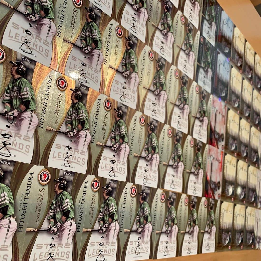 のインスタグラム：「#EPOCH サイン入れ__ ✍🏻 8月24日(土)発売予定！ #2019 #福岡ソフトバンクホークス #Stars & #Legend #福岡移転30周年記念ベースボールカード WE=KYUSHU #30th #TopNumbers #Baseballcard #CertificateofAuthenticity ・ #鷹の祭典 #ユニフォーム #20120718 #Green #VVグリーン #李杜軒 @tuhsuanlee #プロ初ホームランゲーム #アベックホームラン #2人してお立ち台 #懐かしい」