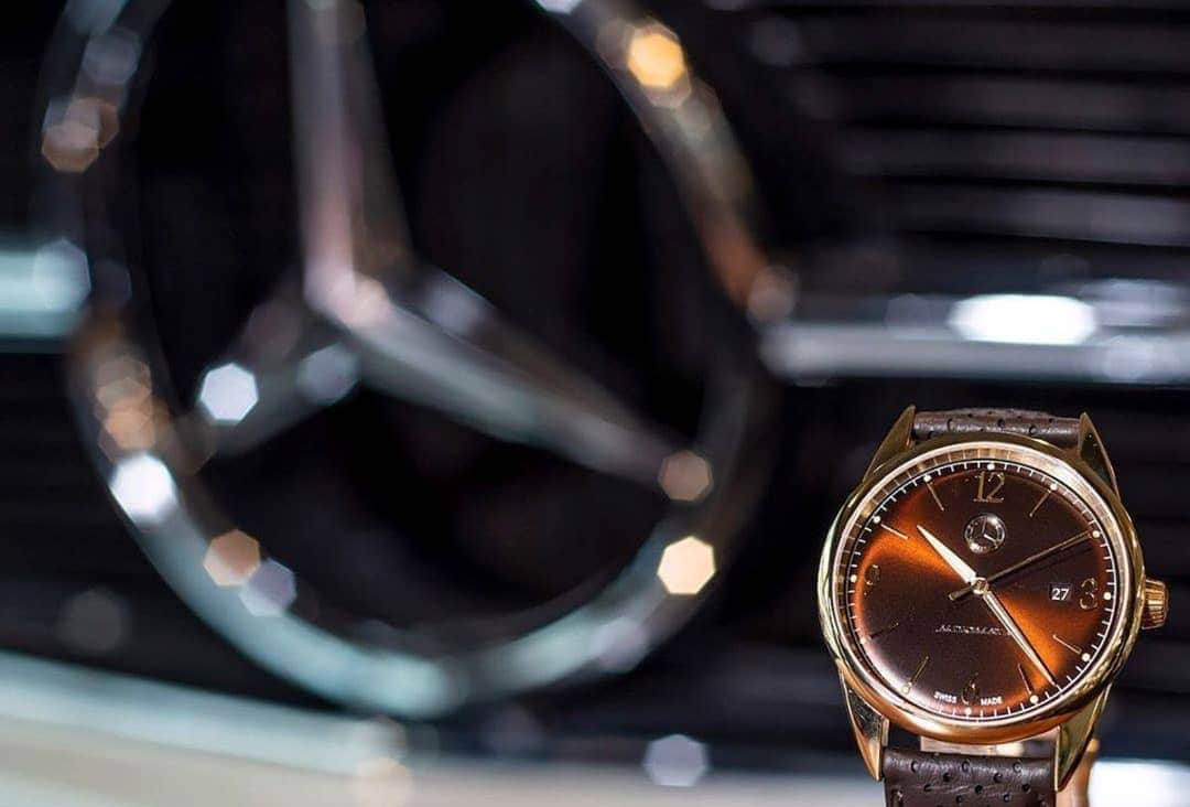 Mercedes-Benz Thailandさんのインスタグラム写真 - (Mercedes-Benz ThailandInstagram)「The elegant design for every occasion  เพิ่มความหรูหราให้กับทุกโอกาส ด้วยนาฬิกาคลาสสิกสำหรับผู้ชาย Swiss made ขนาดเส้นผ่านศูนย์กลางหน้าปัด 42 มม. กันน้ำลึก 5 ATM ตัวเรือนสัมฤทธิ์เสริมด้วยฐานสแตนเลสสตีล และกระจกแซฟไฟร์โค้งเคลือบป้องกันแสงสะท้อนทั้งสองด้าน ระบบเคลื่อนไหวอัตโนมัติ Sellita SW 200 ผลิตตามปรัชญาการออกแบบของเมอร์เซเดส-เบนซ์ ราคาแนะนำ 63,526 บาท  ลูกค้าบัตรเครดิตซิตี้ เมอร์เซเดส รับส่วนลด 10% สอบถามข้อมูลเพิ่มเติมหรือสั่งซื้อได้ที่ผู้จำหน่ายเมอร์เซเดส-เบนซ์อย่างเป็นทางการทั่วประเทศ  #MBCollection #MercedesBenz #MercedesBenzThailand」7月19日 18時08分 - mercedesbenzthailand