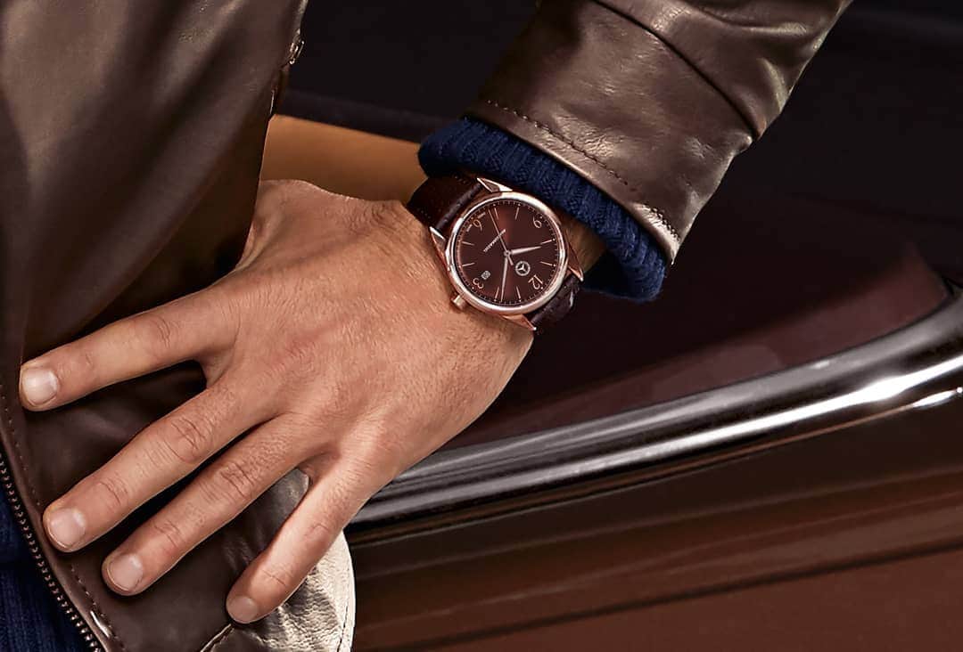 Mercedes-Benz Thailandさんのインスタグラム写真 - (Mercedes-Benz ThailandInstagram)「The elegant design for every occasion  เพิ่มความหรูหราให้กับทุกโอกาส ด้วยนาฬิกาคลาสสิกสำหรับผู้ชาย Swiss made ขนาดเส้นผ่านศูนย์กลางหน้าปัด 42 มม. กันน้ำลึก 5 ATM ตัวเรือนสัมฤทธิ์เสริมด้วยฐานสแตนเลสสตีล และกระจกแซฟไฟร์โค้งเคลือบป้องกันแสงสะท้อนทั้งสองด้าน ระบบเคลื่อนไหวอัตโนมัติ Sellita SW 200 ผลิตตามปรัชญาการออกแบบของเมอร์เซเดส-เบนซ์ ราคาแนะนำ 63,526 บาท  ลูกค้าบัตรเครดิตซิตี้ เมอร์เซเดส รับส่วนลด 10% สอบถามข้อมูลเพิ่มเติมหรือสั่งซื้อได้ที่ผู้จำหน่ายเมอร์เซเดส-เบนซ์อย่างเป็นทางการทั่วประเทศ  #MBCollection #MercedesBenz #MercedesBenzThailand」7月19日 18時08分 - mercedesbenzthailand
