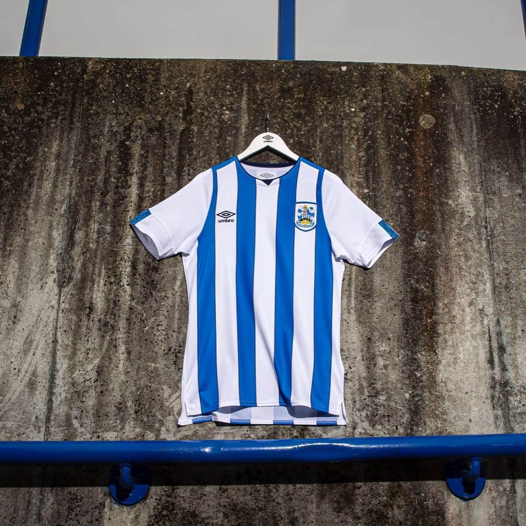 UMBROさんのインスタグラム写真 - (UMBROInstagram)「The @htafc Home Shirt for 19/20 is here 🔵⚪️ . . . . #umbro #umbrofootball #huddersfieldtown #htafc #championship #footballkit #kit #footballshirt #football」7月19日 18時01分 - umbro