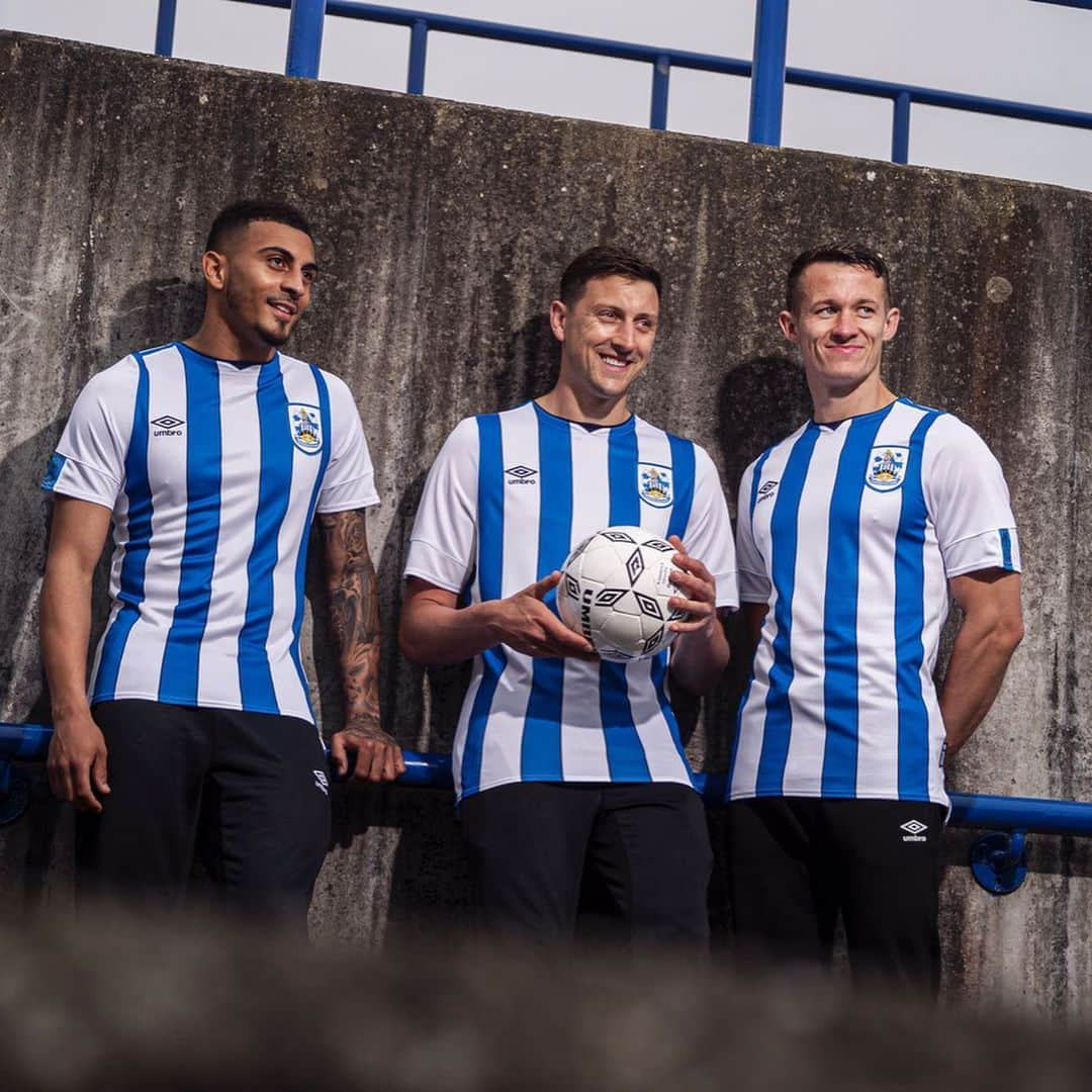 UMBROさんのインスタグラム写真 - (UMBROInstagram)「The @htafc Home Shirt for 19/20 is here 🔵⚪️ . . . . #umbro #umbrofootball #huddersfieldtown #htafc #championship #footballkit #kit #footballshirt #football」7月19日 18時01分 - umbro