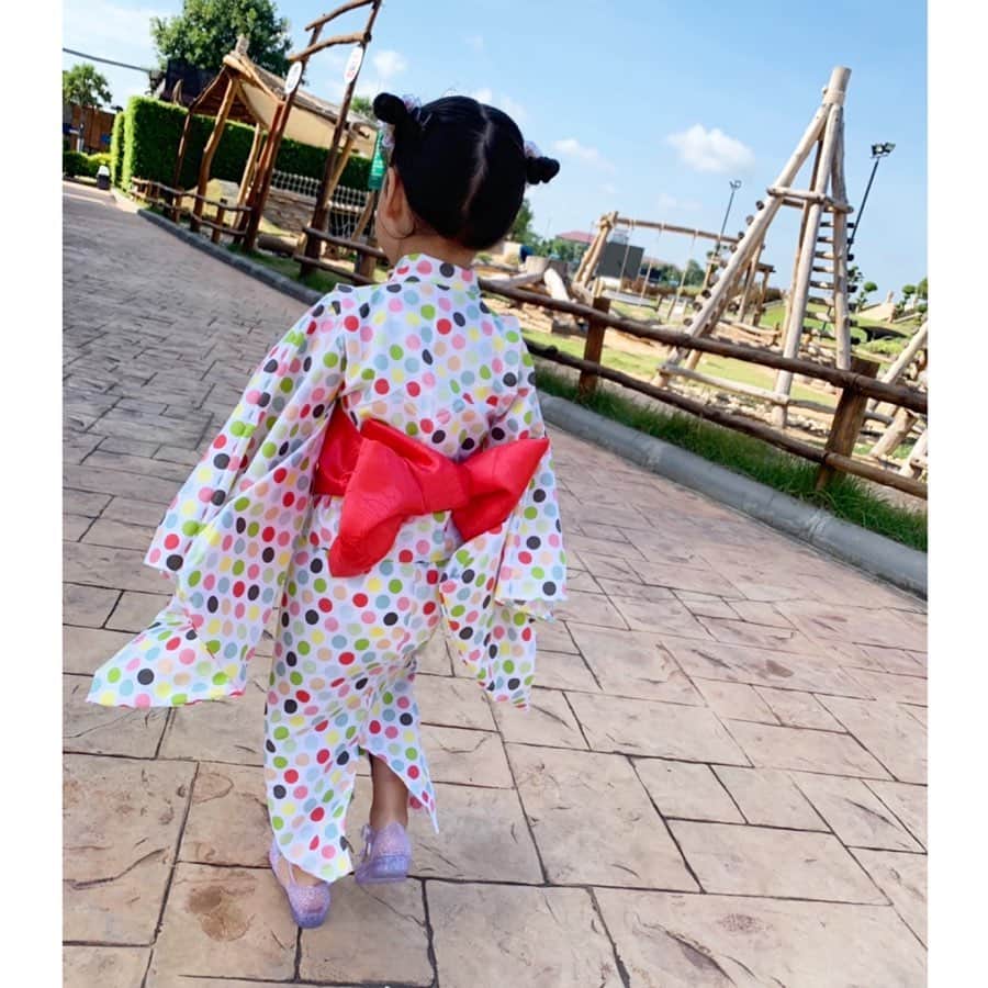 中村明花さんのインスタグラム写真 - (中村明花Instagram)「. 無事浴衣も作れて娘の保育園のファッションショーも終わりました♡﻿ ﻿ いやー、可愛い。みんな本当にかわいかった♡﻿ 娘はみんなに『Japanese princess』って言ってもらえて嬉しそうだったよ(*´꒳`*)﻿ ﻿ ウォーキングもまさかのトップバッターで大丈夫かと心配しましたが、上手に歩いてました👏💕﻿ 浴衣作ってよかったー♡﻿ 作ろうと思わせてくれた先生と娘のおかげです(*´꒳`*)﻿ ﻿ 手芸屋さんもどこにあるのかわからないので浴衣は枕カバーで、帯はシーツで作った世界に一つの浴衣👘笑﻿ どうにかあるもので何とか作るのも、これはこれで良い思い出になりました☺︎﻿ ﻿ 走り回る娘の為に、﻿ セパレートタイプに。ワンピースの後ろにスリットを入れて、上着にはずれないように紐をつけて、帯はくっつけられるようにマジックテープをつけました。﻿ ﻿ 着崩れもしないで走り回ってたよ✌︎﻿ ﻿ ﻿ #internationalday﻿ ﻿#無事手が出せるようになりました」7月19日 18時09分 - sayaka_nakamura3