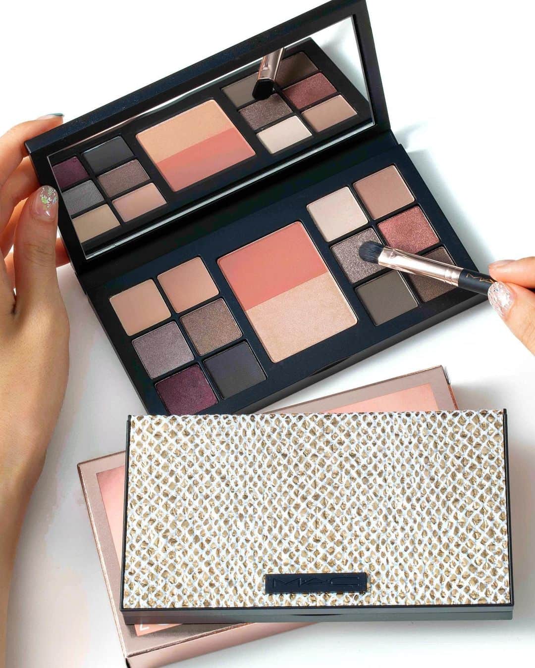 M∙A∙C Cosmetics Japanのインスタグラム：「⠀ 夏の限定キット登場❤ ⠀ 12色のアイシャドウ、コーラルチークとゴールデンピーチのフェイスパウダーでKAWAIIルックを手に入れて✨ ⠀ カラーとテクスチャーはスワイプしてチェック👉 ⠀ ⠀ #MACUpCloseandPersonal #MACアップクローズアンドパーソナル ⠀ *7/19(金) 一部店舗限定発売 *7/16(火) 公式オンラインショップ先行発売 ⠀ ⠀ DESIGN: M·A·C ARTIST RINO KASAI @rino416⠀@macprotokyo PHOTO: @takaki_iwata ⠀ ⠀ ⠀ ⠀ ⠀ #MACCosmeticsJapan #MACコスメ #MACCosmetics #MAC #コスメ #メイク #アイシャドウ #チーク #フェイスパウダー #アイメイク #アイシャドウ #MACアイ #トレンドメイク #限定」