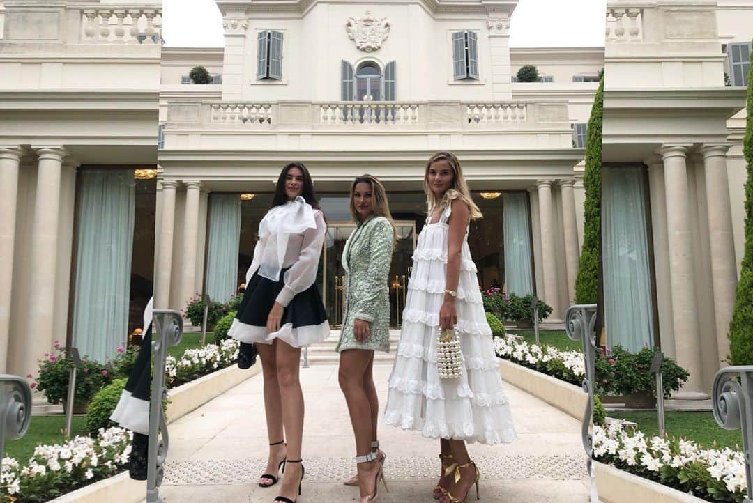 サム・フェアーズさんのインスタグラム写真 - (サム・フェアーズInstagram)「Well our first day/night in Cannes did not disappoint. Having the best time with my 2 beauties @claudia_allen1 @harriethughesinteriordesign #cannes #edenroc #hotelducapedenroc #medusacannes」7月19日 18時15分 - samanthafaiers