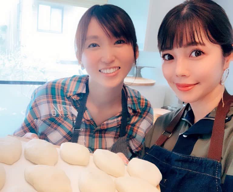 のインスタグラム：「･ @risayoshiki0727 ちゃんにご紹介いただいて 素敵なパン教室でカレーパンを教わりました🥐 ･ 揚げたてカレーパン🥐 ･ 最高🍛✨ ･ #🍛#🥐」