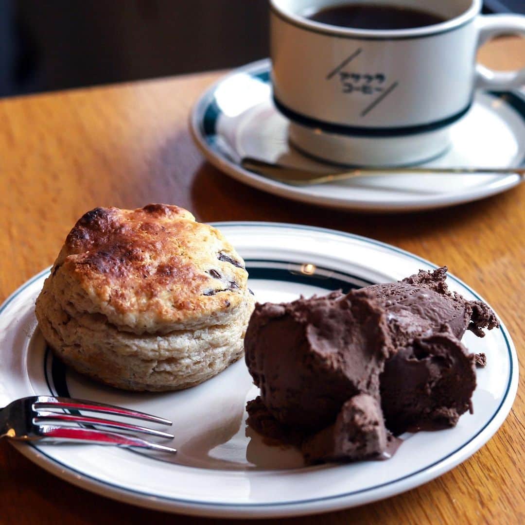 きょん。さんのインスタグラム写真 - (きょん。Instagram)「. .  アサウラコーヒー  温かいコーヒー 温かいスコーン 冷たいアイス。  ごっつええ感じ。  #アサウラコーヒー #coffee#sweets#osaka」7月19日 18時15分 - kyon_tokiiro