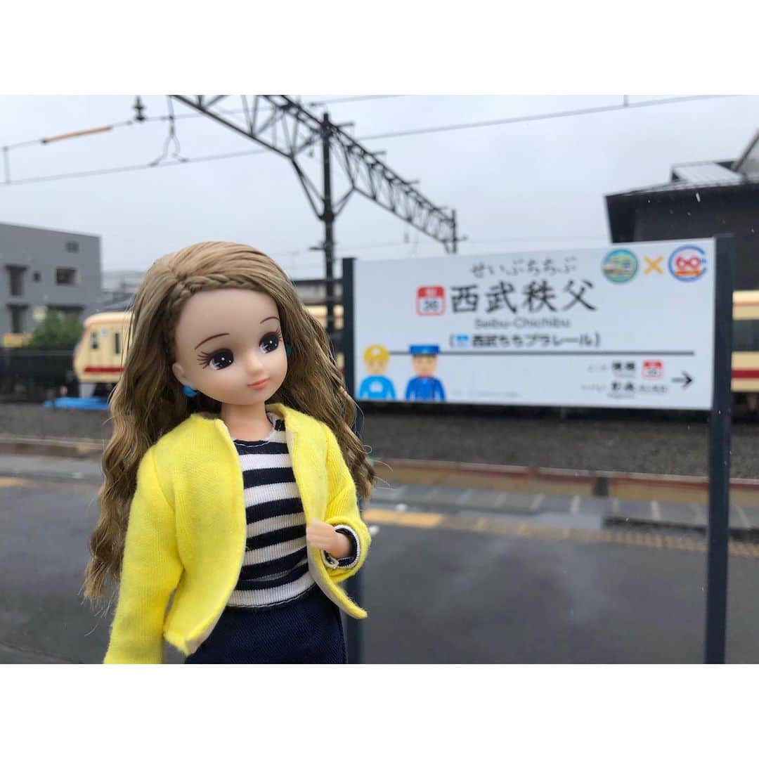 リカちゃんさんのインスタグラム写真 - (リカちゃんInstagram)「‪I went to ‬Seibu Chichibu station！ ‪The rail turned blue and the train looks like a huge "PLARAIL" ‬ ‪ ♪ちちんぶいぶい ちちんぶいぶい ‬ ‪幻の新駅？！って話題の「西武ちちプラレール駅」へ行ってきたよ！初代レッドアローのフォトスポットにちょうどレッドアロークラシックが並んでくれたの♡ レールが青くなって電車がまるで巨大なプラレールみたいだよね♪ 9/1までの夏休み期間限定だよ！ ‪  #プラレール60周年 #ちちんぶいぶい秩父 #chichibu #PLARAIL#プラレール #レッドアロー #リカちゃん #fashion #ootd #hairstyle  #licca #liccadoll #japanesedoll #japan #girl #instadaily #instagramjapan #instagram」7月19日 18時18分 - bonjour_licca