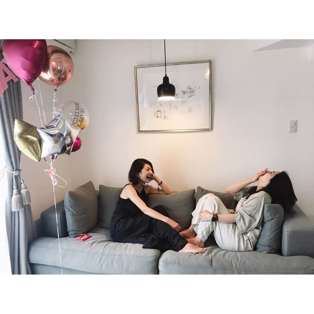 坂田陽子さんのインスタグラム写真 - (坂田陽子Instagram)「間も無く #newsevery  #特集 #oa ・ 本日は #ご当地弁当 またまた私の  #しっくりき過ぎる 三角巾姿 を披露しております。 ・ ・ 告知はさておき。 ・ 先日、友人達と素晴らしい時間を過ごさせて頂いた #vacationrental の #funnyhouse ・ ・ 葉山の森戸神社の赤い鳥居をくぐって、海までダッシュで10秒💨の好立地にあり、 広々としたキッチンダイニングではみんなで（が）お料理し、食卓を囲む。 二つあるリビングでは一晩中ゲラゲラ笑いながらゆっくりと過ごし、 好きな時に好きな人が #森戸海岸 で遊んで、#オアシス で飲んで。 各自眠くなったら適当に空いてる4つのうちのどれかのふかふかベッドで寝落ち😂（ソファ落ちも有り笑） ・ 目が覚めたら近所の #芦名ベーカリー芦兵衛 の焼きたてパン🍞と前日の食材の残りでみんなで朝ごはん。 ・ ・ 心地よい空間で最高の仲間達と、最高の時間を過ごせました😆😆 ・ #バケーションレンタル #森戸神社 #葉山 #一棟貸し #ファニーハウス」7月19日 18時18分 - yokosakata