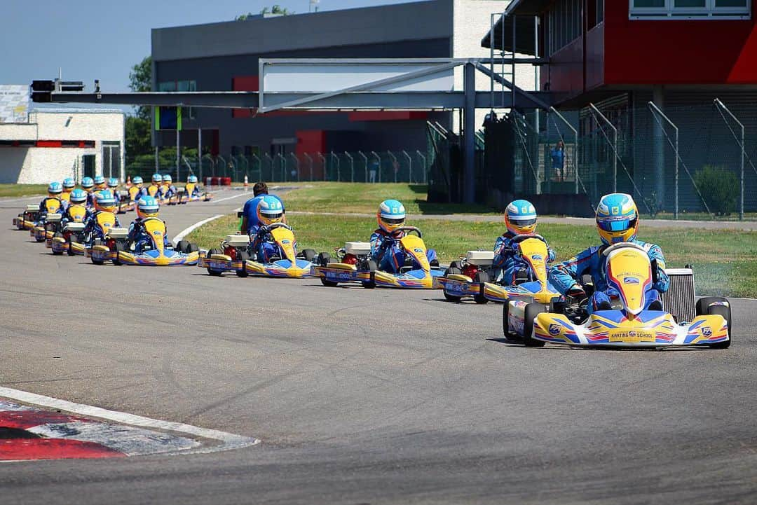 フェルナンド・アロンソさんのインスタグラム写真 - (フェルナンド・アロンソInstagram)「Morning practice at @circuitomuseofa . Karting Campus 👍👍👍👍👍. #FAkart #FAkartingschool #bell #alpinestars #liberbank #pirelli」7月19日 18時18分 - fernandoalo_oficial