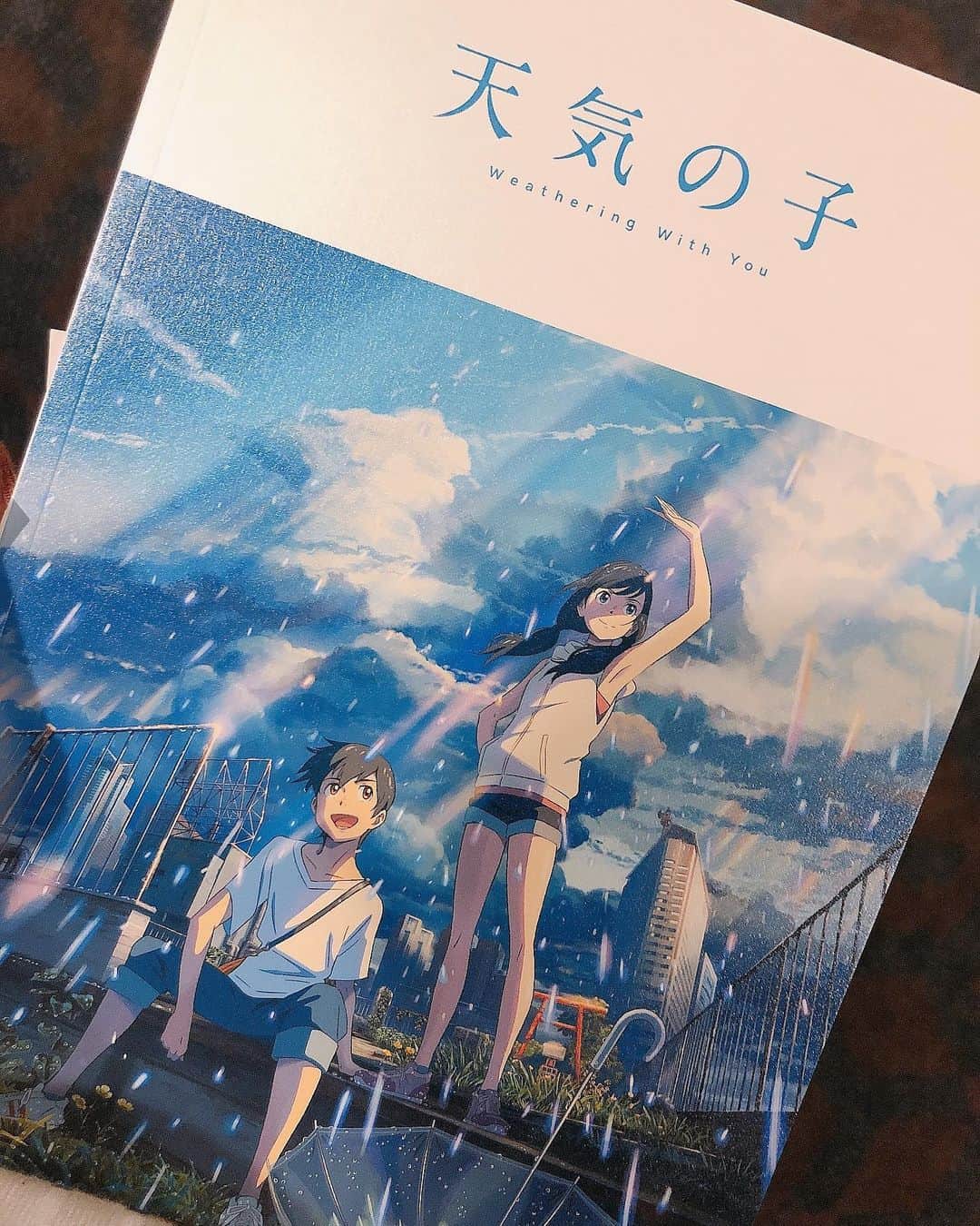 のインスタグラム：「降り続く雨が、キーワードの映画。 そんな初日も、おそらく舞台になるであろう東京は雨☂️☂️☂️ #天気の子 #新海誠 #映画 #いってまいります」