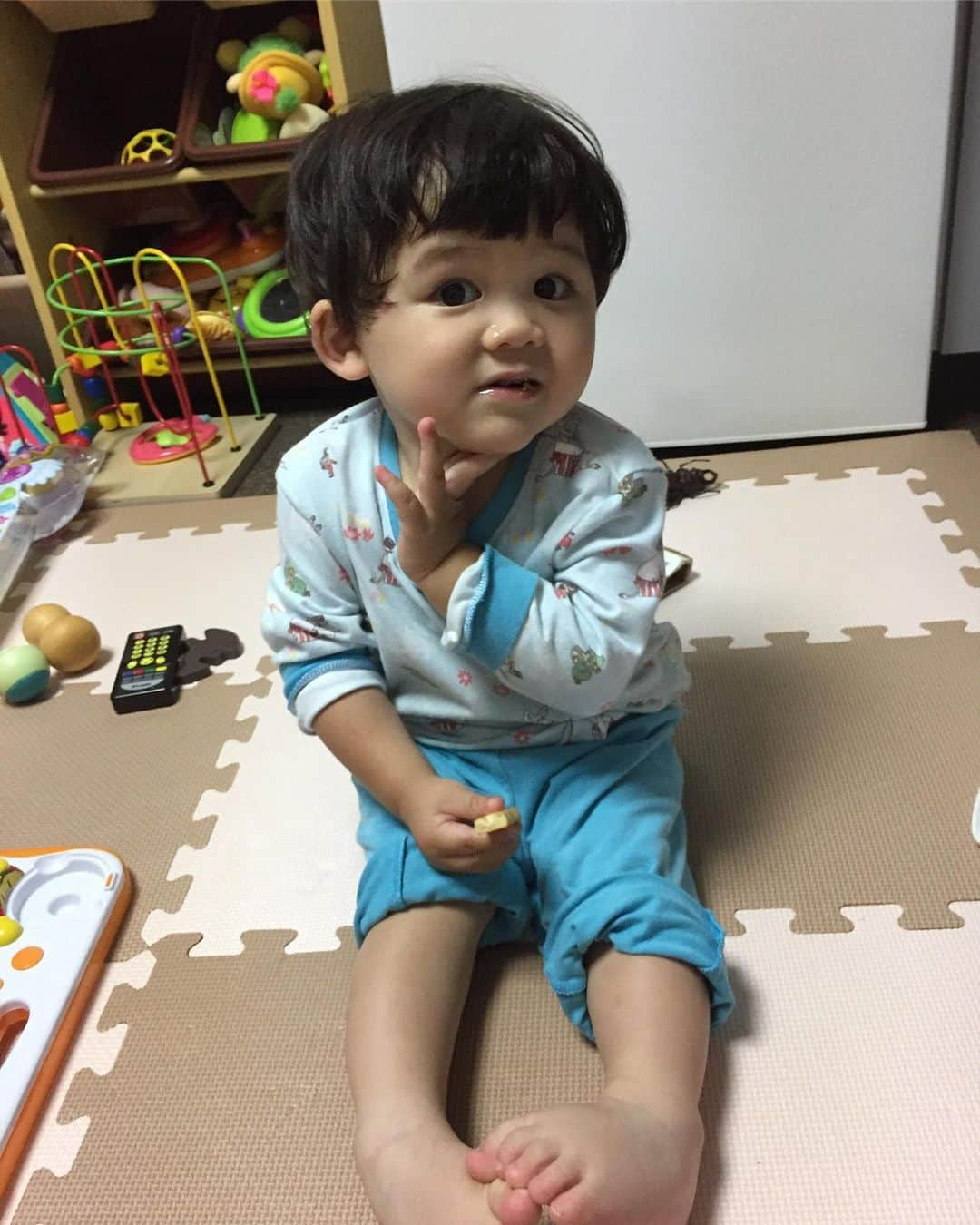 ゆみみさんのインスタグラム写真 - (ゆみみInstagram)「オネェ系。  #子育て日記 #育児 #育児日記 #子育てぐらむ #1歳5ヶ月 #息子 #令和元年 #ママ #ママリ #おやばか部#ママスタ #コドモノ #ママタス #コドモ #ママライフ #ママびより #ママリミニ #ママノコ  #子供」7月19日 9時28分 - yumimi76