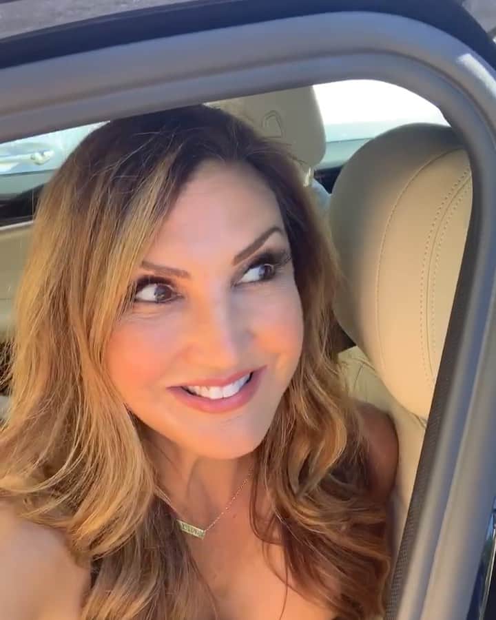 ヘザー・マクドナルドのインスタグラム：「Oh, hello! Didn’t see you there. Going to pick out my outfit to wear during the taping of my standup special at the @irvineimprov August 16-18! Link in bio. Who’s coming? Let me know what you think I should wear!」