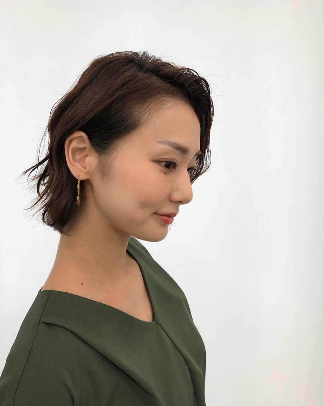 本間智恵さんのインスタグラム写真 - (本間智恵Instagram)「﻿ おはようございます。﻿ ﻿ 今日はこのあと10:25〜から﻿ 「大下容子 ワイド！スクランブル」﻿ 12:50〜の第2部でランキングコーナー担当です。﻿ ﻿ #ootd﻿ #Tops & #Pants... #TRUDEA﻿ #Earrings... #PLUSTER﻿ ﻿ 京都アニメーションの作品が大好きで、この度のニュースに心を痛めています。最近も「日常」を見返していたところでした。﻿ 亡くなられた方に心からの哀悼の意を。そして一人でも多くの方の心と体の回復を祈っています。﻿ #PrayForKyoani﻿ ﻿ #テレビ朝日 #アナウンサー #本間智恵 #ワイドスクランブル #衣装 #アナウンサー衣装 #カーキコーデ #Vネックブラウス #ストライプパンツ #ワイドパンツ #ピアス」7月19日 9時41分 - chiehonma