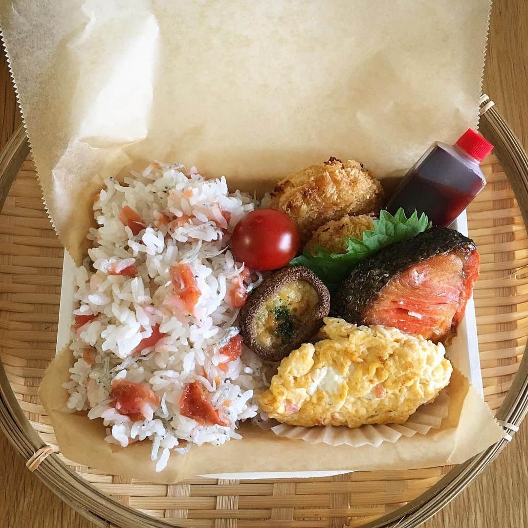 ecruのインスタグラム：「2019/07/19 (fri) 疲れていたり頭痛だったりで、「明日はお弁当作らないよー」と言いながら、結局今週は毎日作れました。 …といっても、毎日同じようなお弁当で、あるだけいいかな😆という感じですが、夜は友達と外食することも多いので、お昼くらいは…と😊 ・ さて、今日もお仕事頑張ります👘 ・ ちりめんと南高梅の混ぜご飯 海老カツ 焼き鮭 椎茸のマヨチーズ焼き 紅生姜入り和風オムレツ ・ #gonben #お弁当 #obento #bento #lunch #lunchbox #food #foodpic #foodphoto #ごん弁当 #instafood #instagood #yummy #love #japan #japanesefood #大学生弁当 #thankyou #onthetable #日々 #暮らし #お弁当記録 #ランチボックス  #使い捨て弁当箱 #フォロワーさんに教えていただいて #いいねできるようになりました」