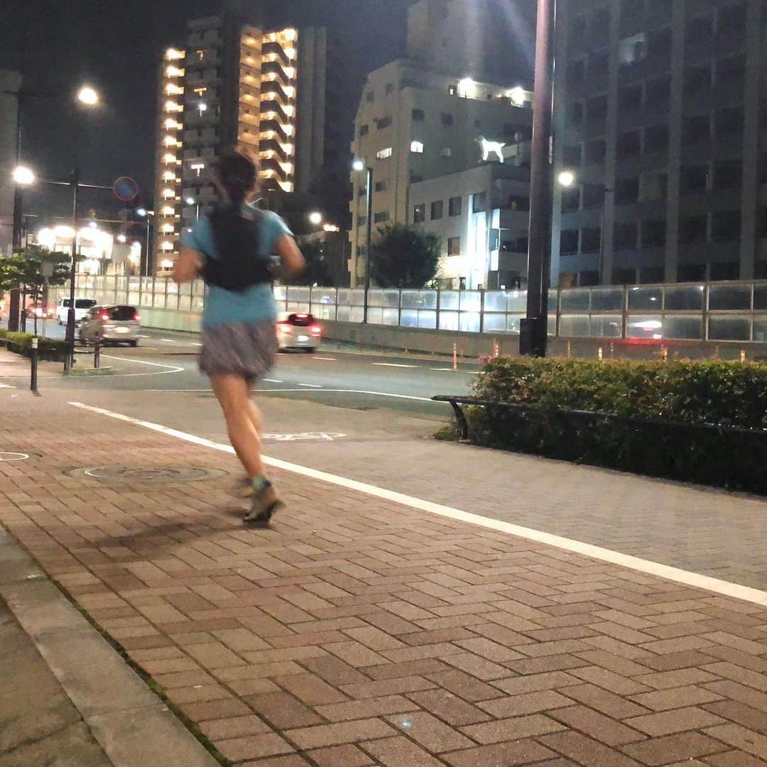 run+さんのインスタグラム写真 - (run+Instagram)「#梅雨の晴れ間 の織田フィールドは激込み💦 中も外もロッカー埋まってて仕方ないから🎒花壇の端っこに。 気になっちゃってソワソワ… ・ #織田フィールド #織田F #ぼっち練  #帰宅ラン #帰宅RUN #通勤ラン #帰宅ランニング #都会のオアシス #走れるって幸せ #帰宅ランの楽しみ ・ #ラン #ランニング #ジョギング #マラソン #ナイキランクラブ #ナイキ #ガーミン #ハシリマスタグラム #走る人 #走るひと #ランニング女子 #初心者ランナー #RUN #running #ゆるラン #街ラン #街RUN #夕方ラン #夜ラン」7月19日 9時36分 - runplus