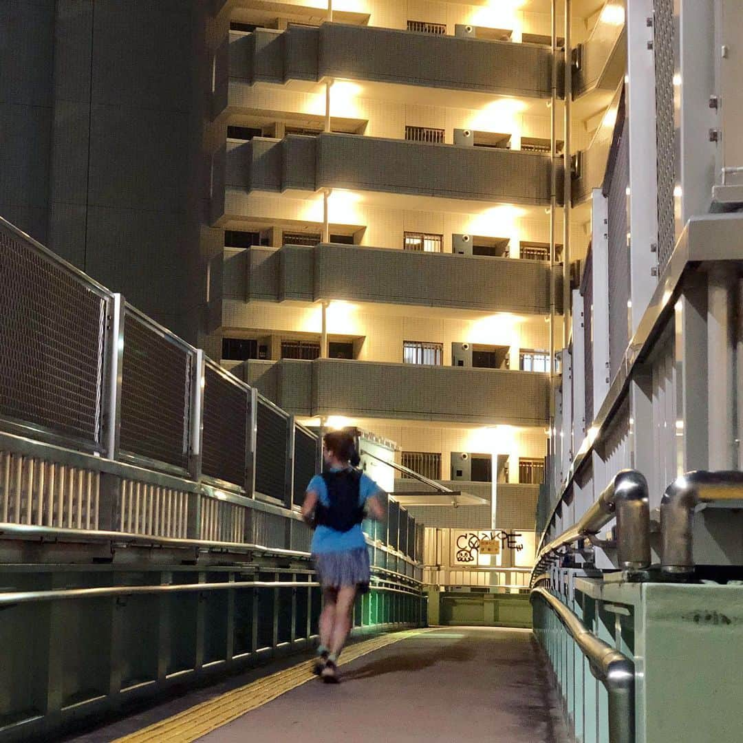 run+さんのインスタグラム写真 - (run+Instagram)「#梅雨の晴れ間 の織田フィールドは激込み💦 中も外もロッカー埋まってて仕方ないから🎒花壇の端っこに。 気になっちゃってソワソワ… ・ #織田フィールド #織田F #ぼっち練  #帰宅ラン #帰宅RUN #通勤ラン #帰宅ランニング #都会のオアシス #走れるって幸せ #帰宅ランの楽しみ ・ #ラン #ランニング #ジョギング #マラソン #ナイキランクラブ #ナイキ #ガーミン #ハシリマスタグラム #走る人 #走るひと #ランニング女子 #初心者ランナー #RUN #running #ゆるラン #街ラン #街RUN #夕方ラン #夜ラン」7月19日 9時36分 - runplus