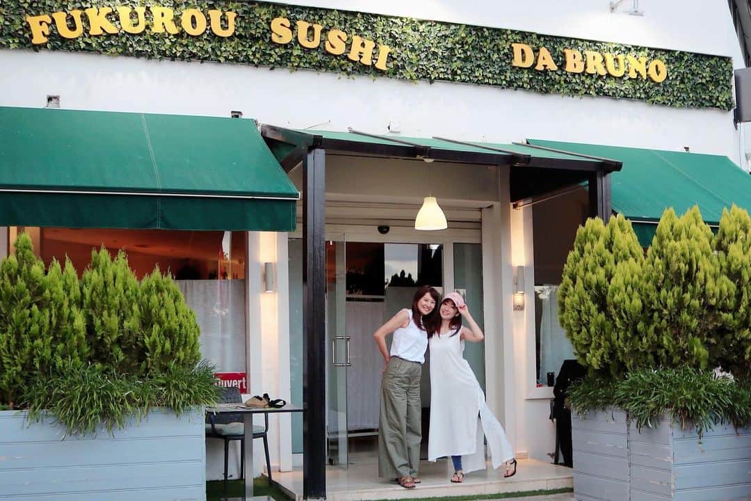 藤崎奈々子さんのインスタグラム写真 - (藤崎奈々子Instagram)「モロッコで待ち合わせたなおちゃんと無事合流！  今回のモロッコ旅の一番の目的がここ Fukurou sushi 寿司職人のお友達が出したお店です 店内が素敵❣️ とりあえず、三人で再会の乾杯🥂  photo by @yamanaon  #アフリカ#モロッコ#ラバト#寿司#イタリアン#再開#女子旅#旅#カメラ女子#morocco#rabat#sushi」7月19日 9時42分 - nanakofujisaki