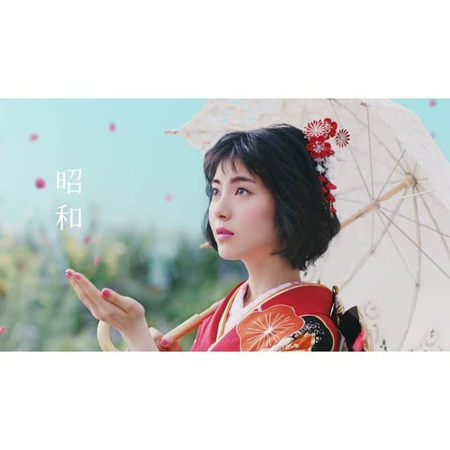 京都きもの友禅【公式】さんのインスタグラム写真 - (京都きもの友禅【公式】Instagram)「【どの時代の「私」を着ますか？】 浜辺美波さんが5つの時代を纏う「変わらない美しさ」編TVＣＭが本日より公開となりました。 明治、大正、昭和、平成、そして令和をテーマに5人の浜辺美波さんをご覧ください。  特設ページでは、インタビューmovieもあわせてご覧いただけます👉 @kimono_yuzen プロフィール欄→特設ページへ 〜いつの時代も変わらない美しさを〜  #浜辺美波  #京都きもの友禅  #着物は京都きもの友禅  #ハタチは一生もの  #成人式 #令和の成人式 #令和 #成人式2020 #成人式振袖 #着物 #振袖 #きもの #kimono #伝統美 #はたち #ハタチ #振袖選び #着物コーディネート #振袖コーディネート #着物ヘアアレンジ #振袖ヘアアレンジ #着物ヘアメイク #振袖ヘアメイク #着物女子 #japanculture #japan」7月19日 9時40分 - kimono_yuzen