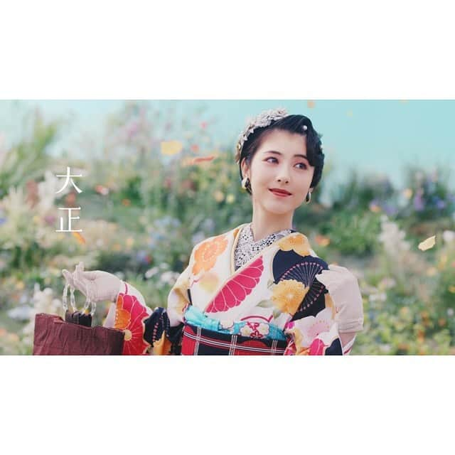 京都きもの友禅【公式】さんのインスタグラム写真 - (京都きもの友禅【公式】Instagram)「【どの時代の「私」を着ますか？】 浜辺美波さんが5つの時代を纏う「変わらない美しさ」編TVＣＭが本日より公開となりました。 明治、大正、昭和、平成、そして令和をテーマに5人の浜辺美波さんをご覧ください。  特設ページでは、インタビューmovieもあわせてご覧いただけます👉 @kimono_yuzen プロフィール欄→特設ページへ 〜いつの時代も変わらない美しさを〜  #浜辺美波  #京都きもの友禅  #着物は京都きもの友禅  #ハタチは一生もの  #成人式 #令和の成人式 #令和 #成人式2020 #成人式振袖 #着物 #振袖 #きもの #kimono #伝統美 #はたち #ハタチ #振袖選び #着物コーディネート #振袖コーディネート #着物ヘアアレンジ #振袖ヘアアレンジ #着物ヘアメイク #振袖ヘアメイク #着物女子 #japanculture #japan」7月19日 9時40分 - kimono_yuzen