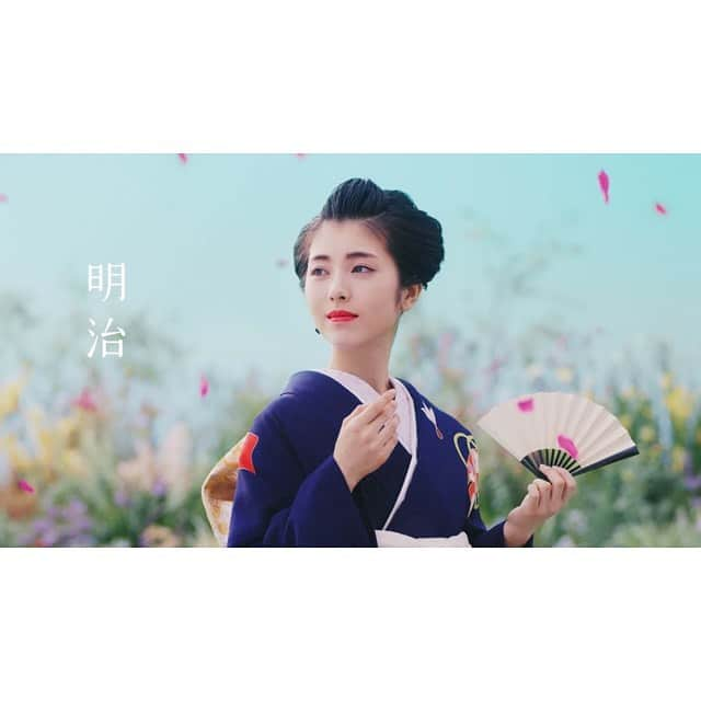 京都きもの友禅【公式】さんのインスタグラム写真 - (京都きもの友禅【公式】Instagram)「【どの時代の「私」を着ますか？】 浜辺美波さんが5つの時代を纏う「変わらない美しさ」編TVＣＭが本日より公開となりました。 明治、大正、昭和、平成、そして令和をテーマに5人の浜辺美波さんをご覧ください。  特設ページでは、インタビューmovieもあわせてご覧いただけます👉 @kimono_yuzen プロフィール欄→特設ページへ 〜いつの時代も変わらない美しさを〜  #浜辺美波  #京都きもの友禅  #着物は京都きもの友禅  #ハタチは一生もの  #成人式 #令和の成人式 #令和 #成人式2020 #成人式振袖 #着物 #振袖 #きもの #kimono #伝統美 #はたち #ハタチ #振袖選び #着物コーディネート #振袖コーディネート #着物ヘアアレンジ #振袖ヘアアレンジ #着物ヘアメイク #振袖ヘアメイク #着物女子 #japanculture #japan」7月19日 9時40分 - kimono_yuzen