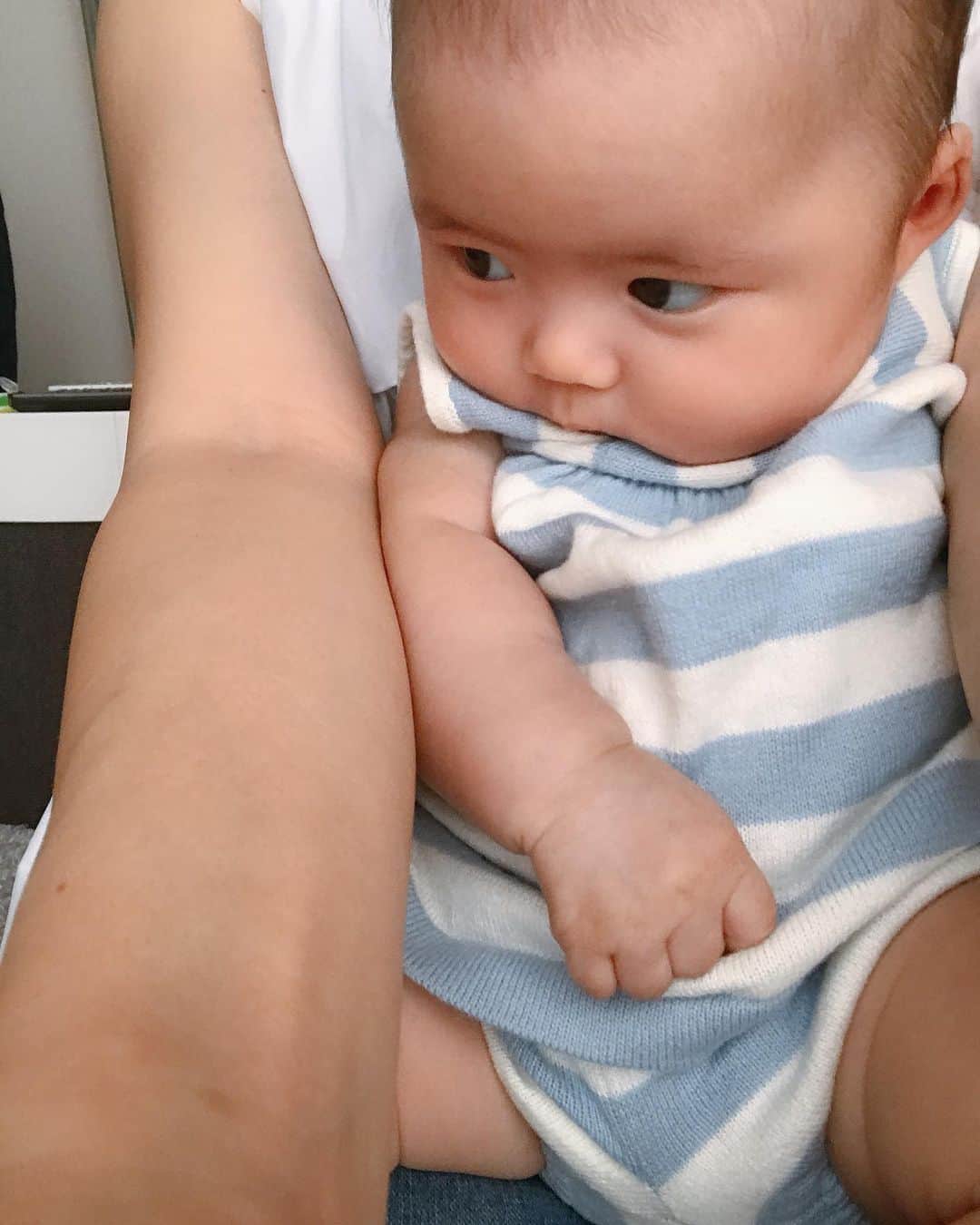 Keikooooooのインスタグラム：「Gapのセールでゲットしたサマーニットを着せてみました♡ フリフリは、本当に似合わなかったけど、これはなかなか似合う‼️ …ってことにしよ🤣笑。  #gap #ベビー服 #赤ちゃんのいる生活 #女の子ママ #babyblingbows #babybling #ヘアバンド #ヘッドリボン #ベビー #ターバン #リボン #ベビーヘアバンド #ベビー服」