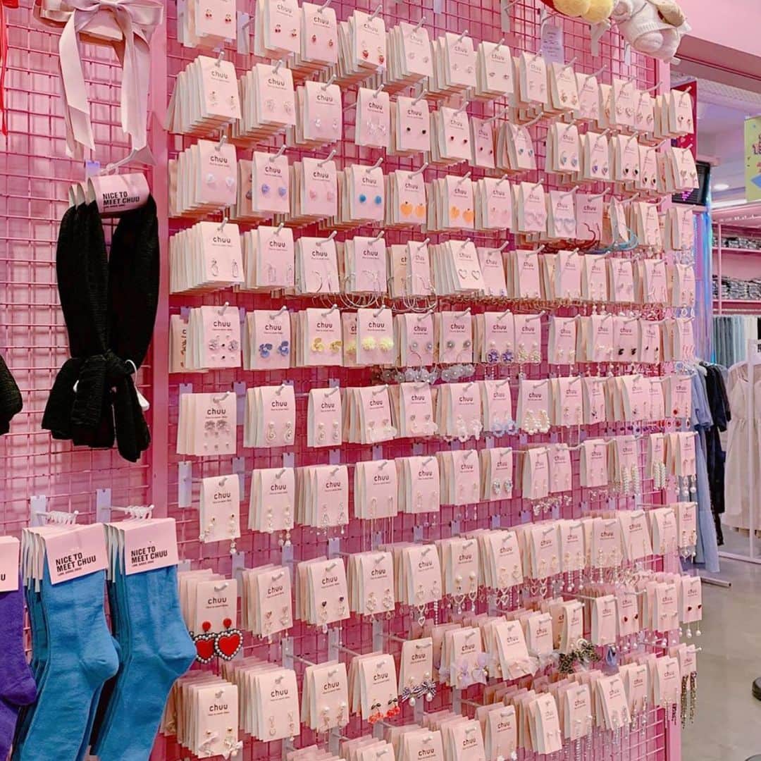 Chuuのインスタグラム：「We invite you to chuu store for pink day and pink mood💜」