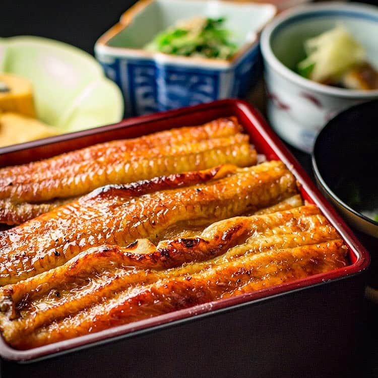 The Westin Osaka （ウェスティンホテル大阪）さんのインスタグラム写真 - (The Westin Osaka （ウェスティンホテル大阪）Instagram)「今年の「土用の丑」は、7 月 27 日（土）。 日本料理「はなの」では、7 月 20 日（土）～8 月 7 日（水）のランチタイムに、高知県産の鰻を使った「うづくし重」をご用意いたします。 高知県産ふっくらジューシー、香ばしく焼きあがった鰻でまだまだ暑い夏を乗り越えませんか？ . . —————————————————⠀ #はなの #日本料理 #会席料理　#鰻 #うなぎ #高知県産 #うな重 #肝吸い #割烹 #会席 #  #大阪 #osaka #梅田 #umeda ————————————————— ⠀ Tag @westinosaka to share your image with us. ⠀ ⠀⠀ #WestinOsaka #ウェスティンホテル大阪」7月19日 9時45分 - westinosaka